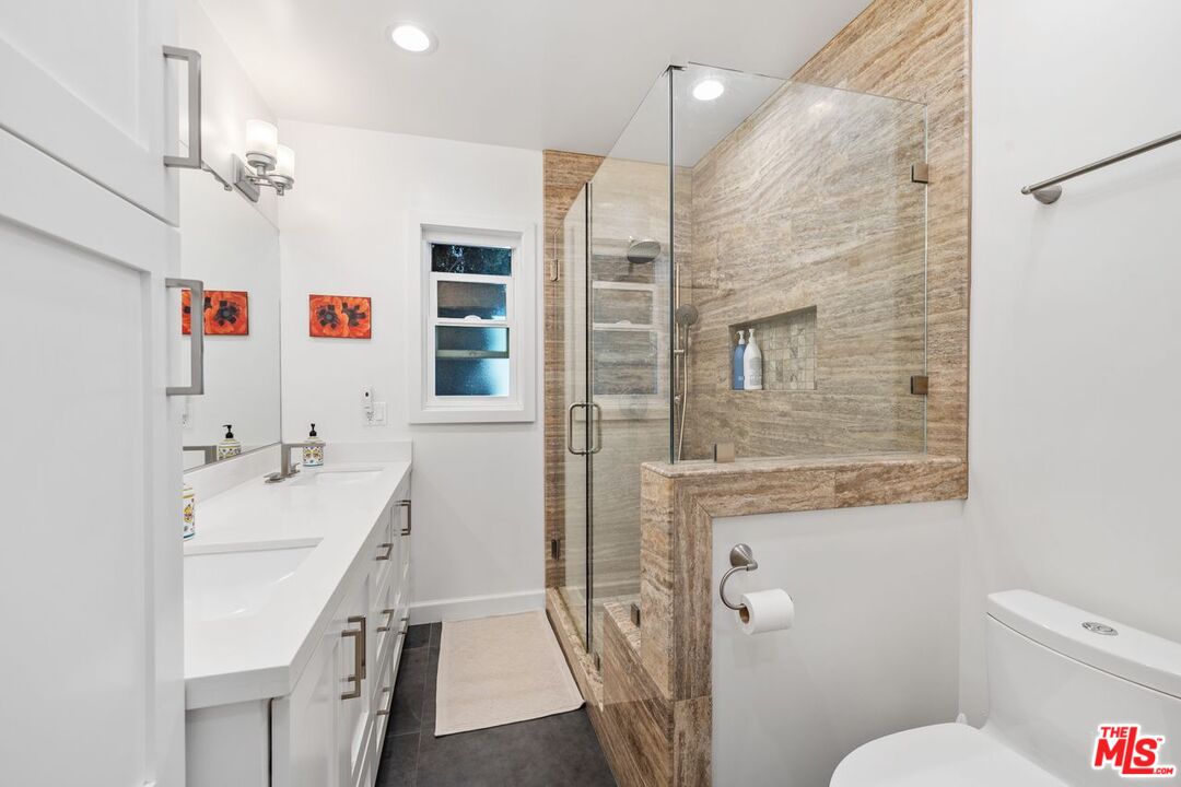 Los Angeles, California, 90034, United States, 4 Bedrooms Bedrooms, ,Residential,For Sale,1991116