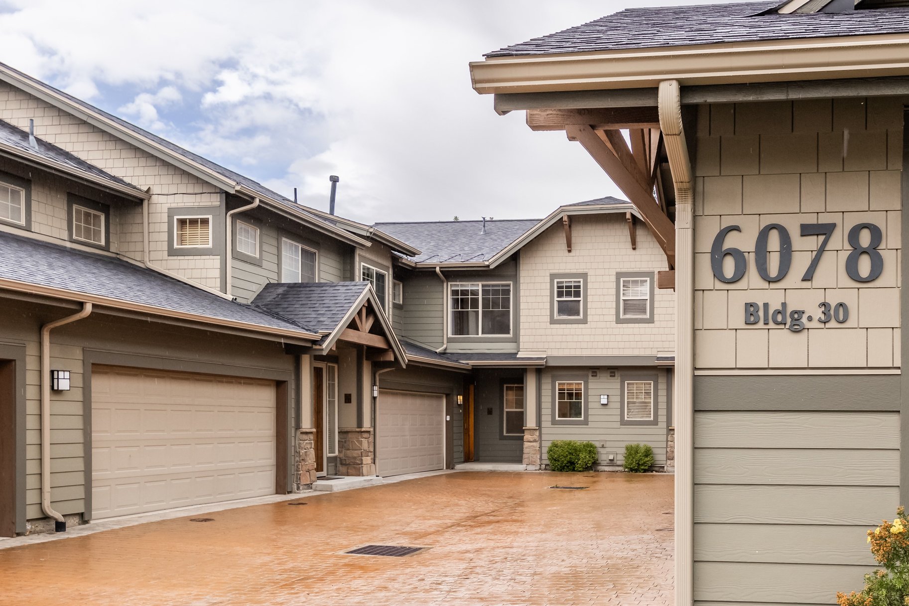  3-Bedroom Fox Point Townhome with 2-Car Garage & Newly Updated Kitchen - 物件實景
