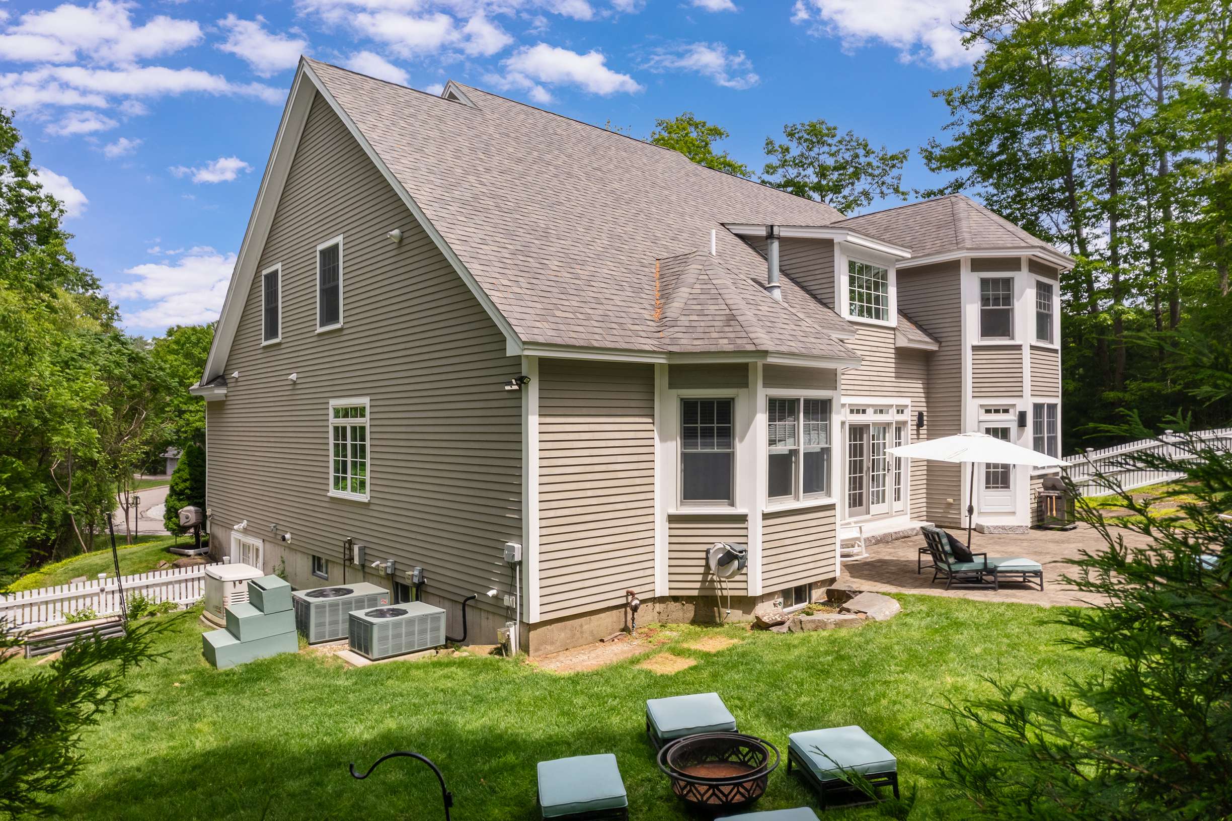  Shingle Style Colonial With Deep Water Dock Access - 物件實景