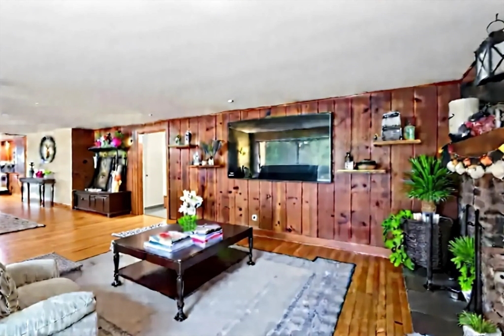 Marlborough, Massachusetts, 01752, United States, 3 Bedrooms Bedrooms, ,2 BathroomsBathrooms,Residential,For Sale,1968899