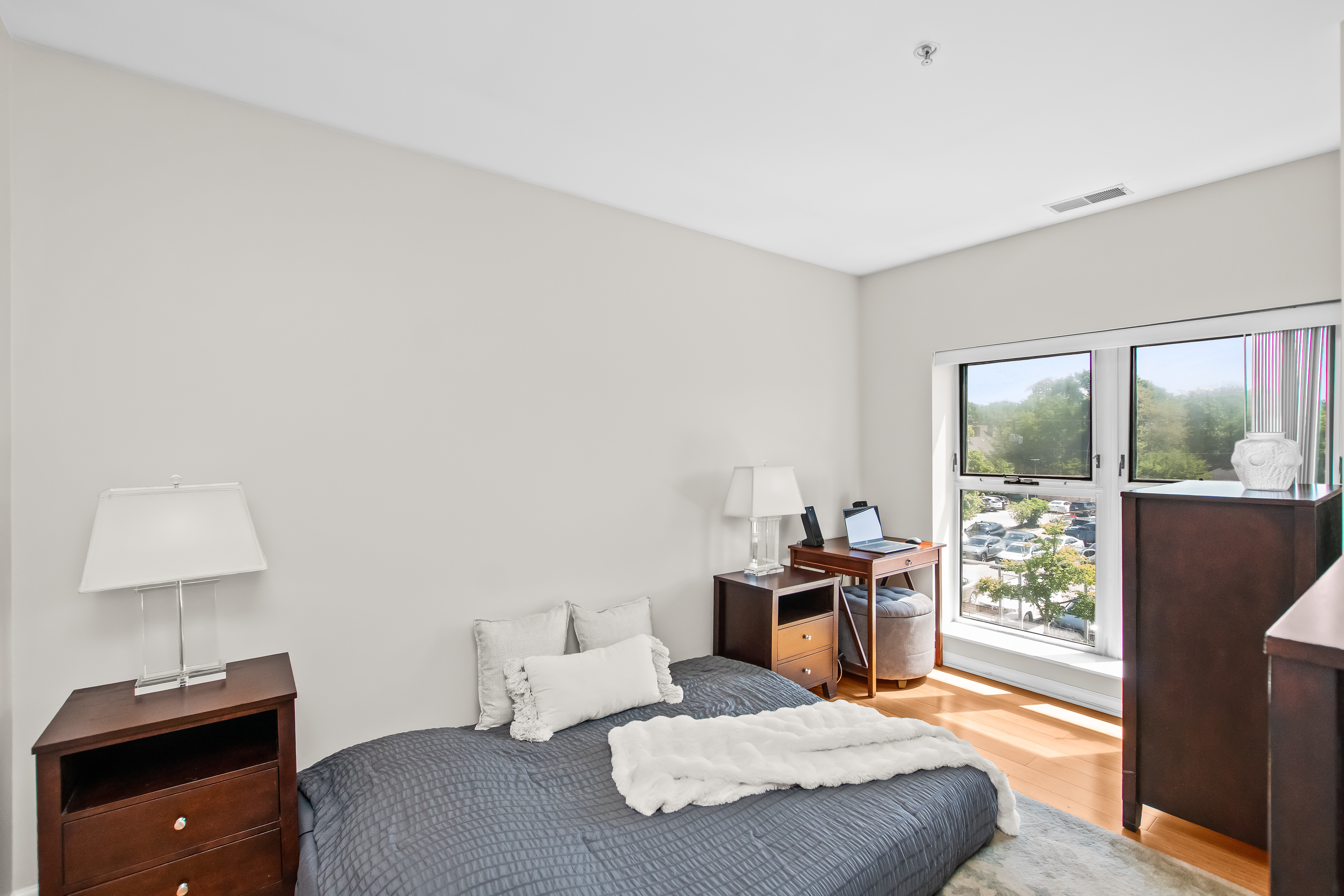  Spacious Unit in Desirable Chicago Avenue Place - 物件實景