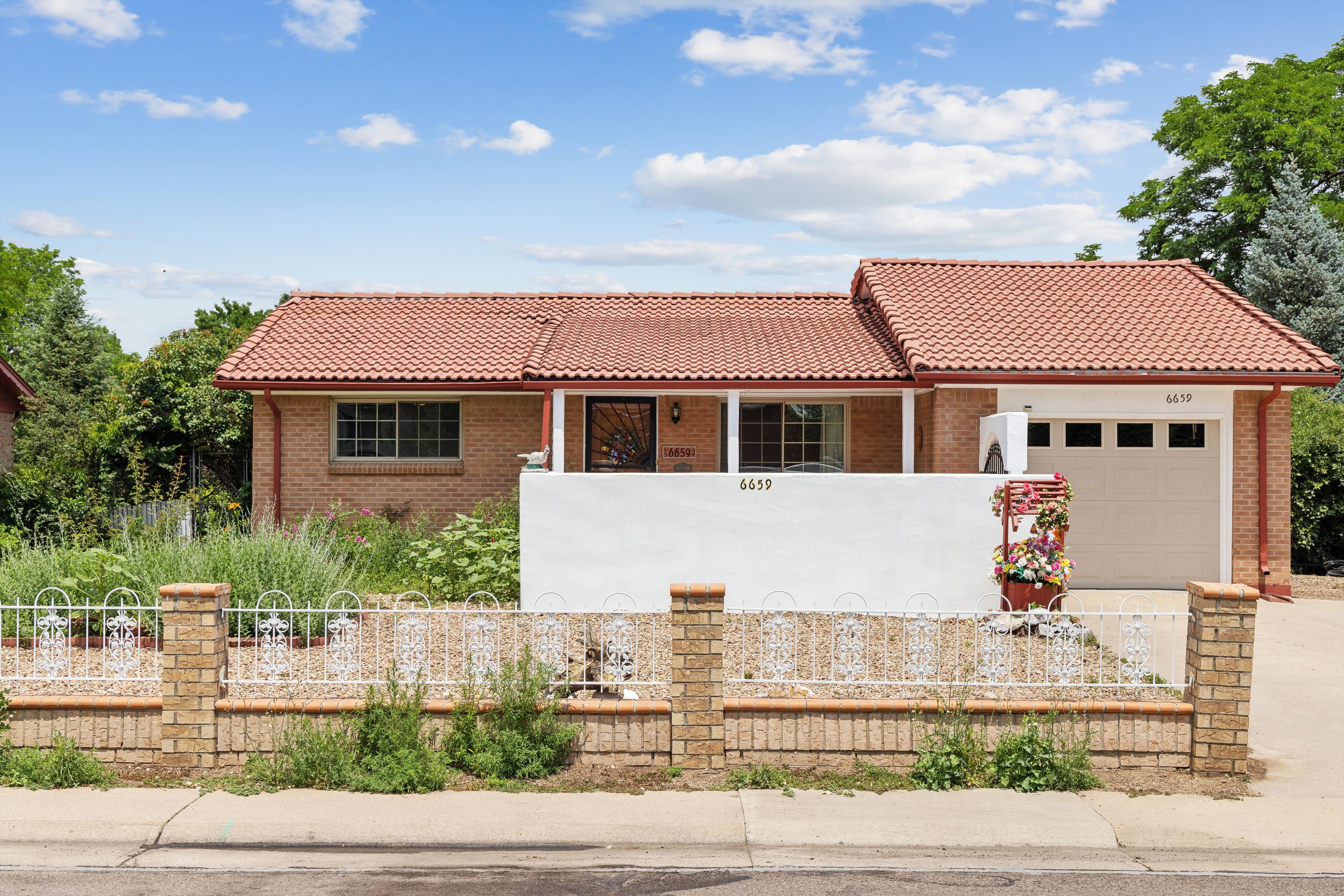  Charming brick ranch; inviting outdoor spaces, thoughtful interior updates - 物件實景