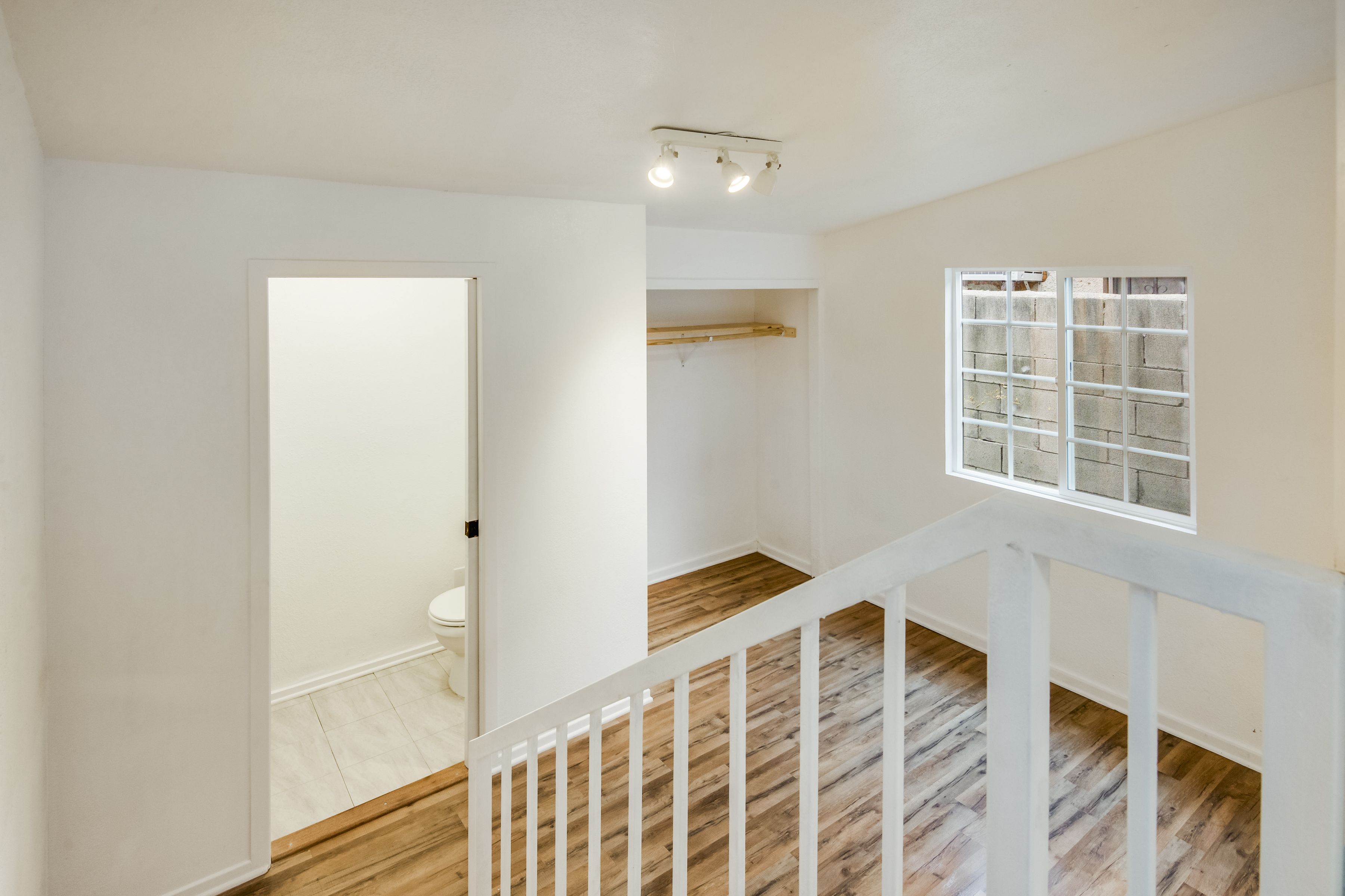  1742 W 36th St - 物件實景