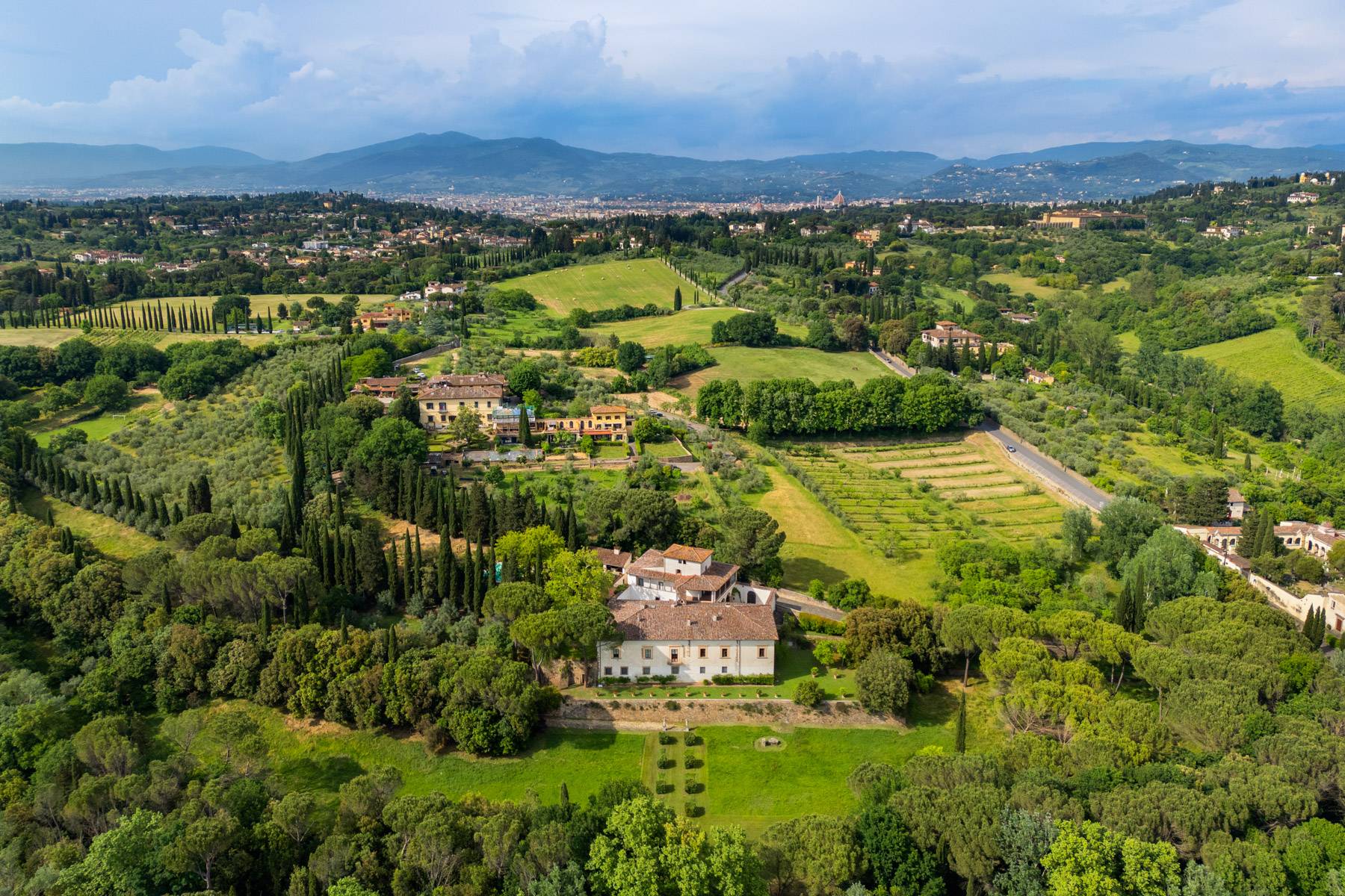 Prestigious historic residence set in a magnificent park 