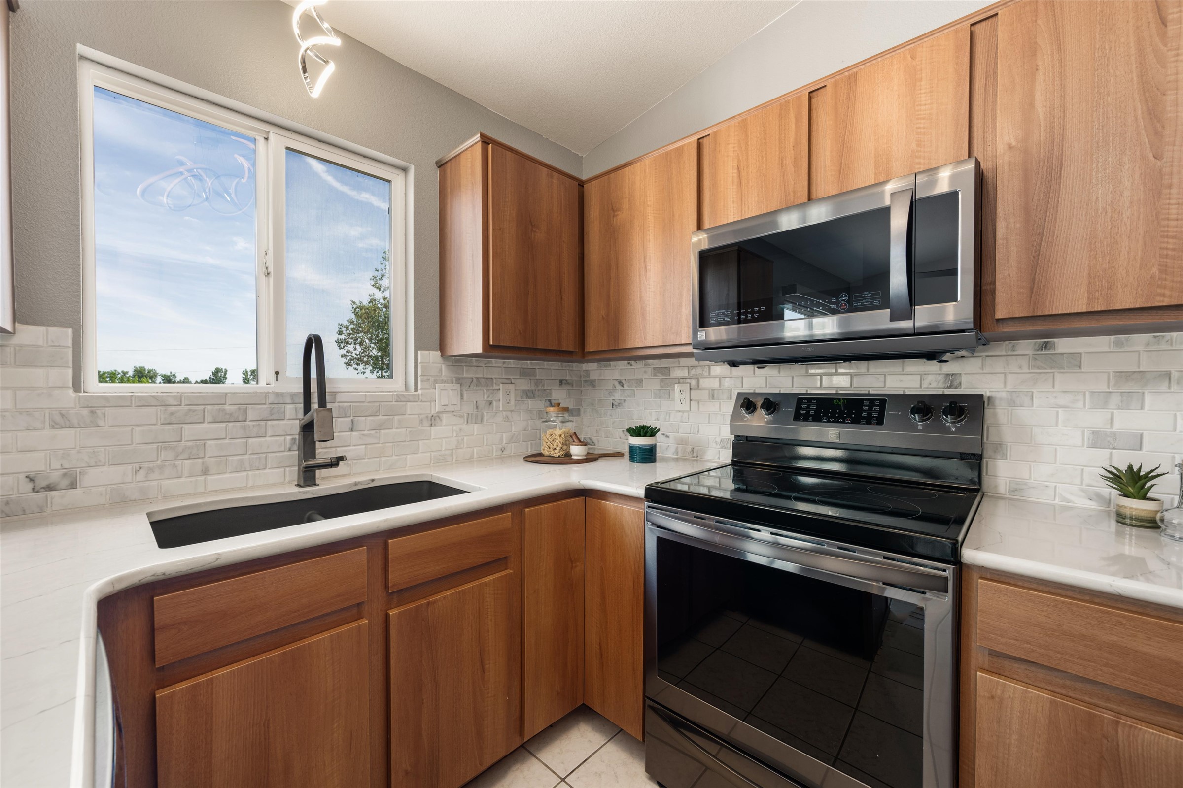  South Fort Collins Ranch Tucked Away on Beautiful Landscaped One-Third Acre Lot - 物件實景