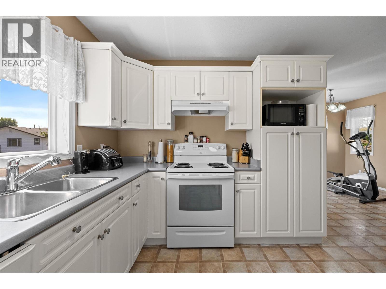 LAKE COUNTRY, British Columbia, V4V 1J1, CA, 5 Bedrooms Bedrooms, ,3 BathroomsBathrooms,Residential,For Sale,1950737