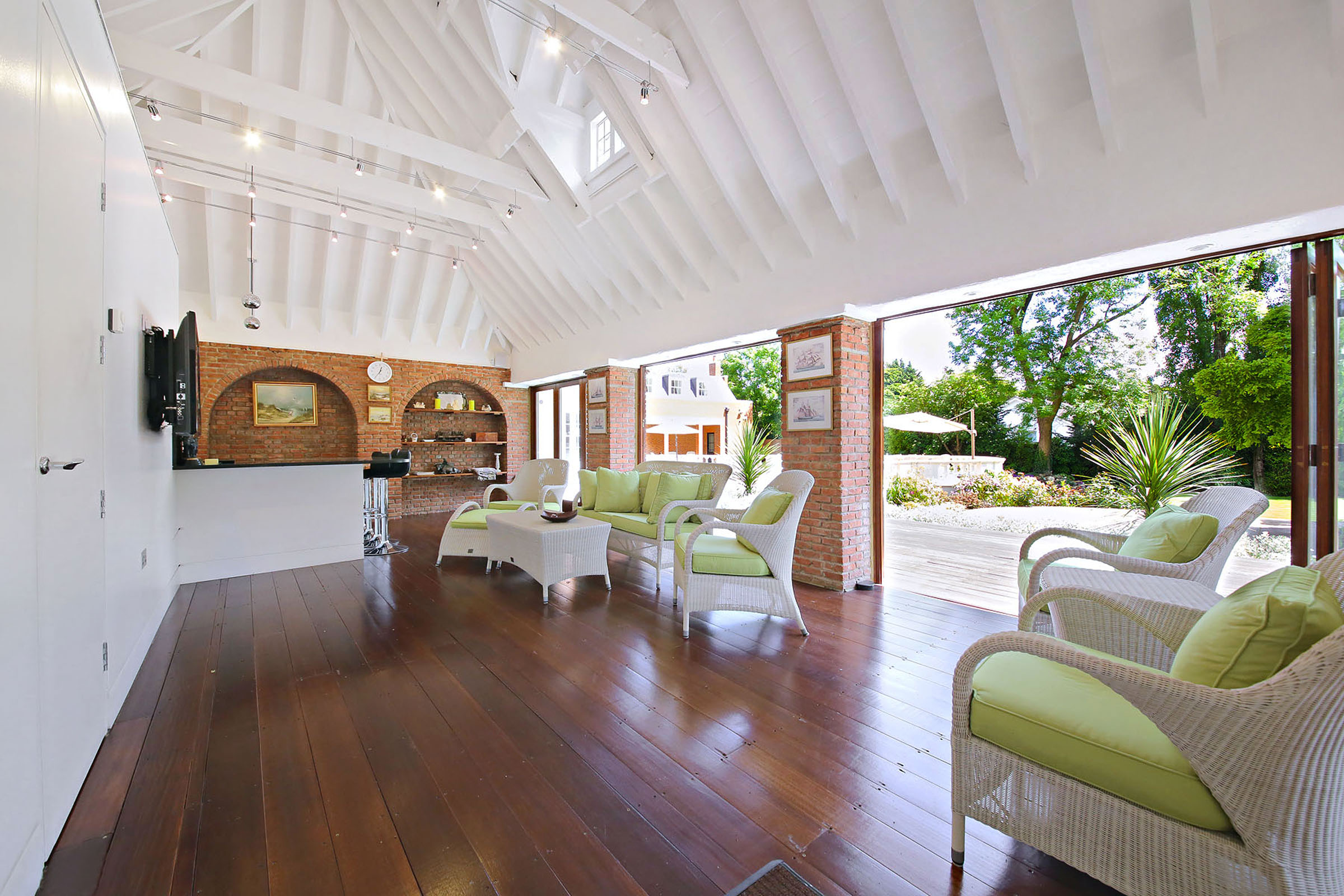  Grand Eight-Bedroom Estate with Pool and Guesthouse on Hadley Common - 物件實景