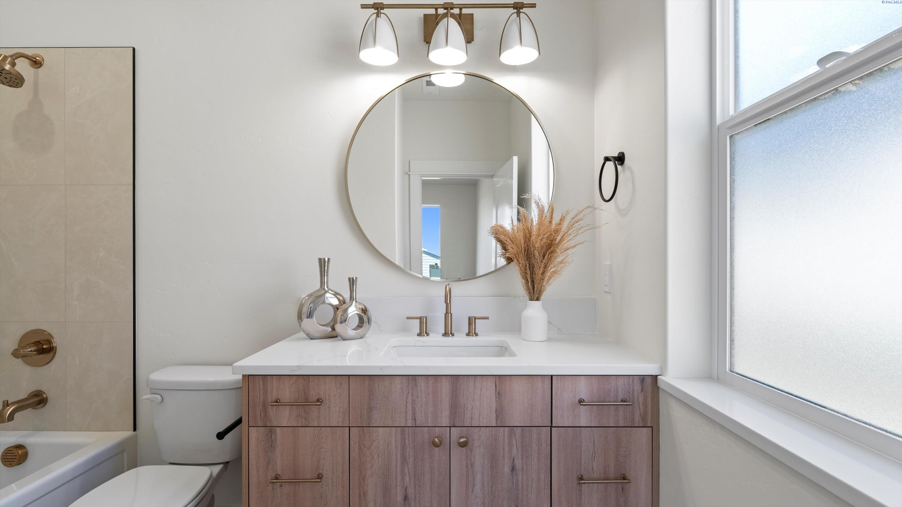 Richland, Washington, 99352, United States, 4 Bedrooms Bedrooms, ,3 BathroomsBathrooms,Residential,For Sale,1996125