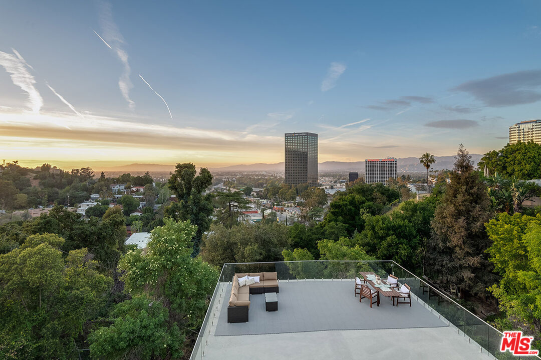 Los Angeles, California, 90068, United States, 6 Bedrooms Bedrooms, ,7 BathroomsBathrooms,Residential,For Sale,1840011