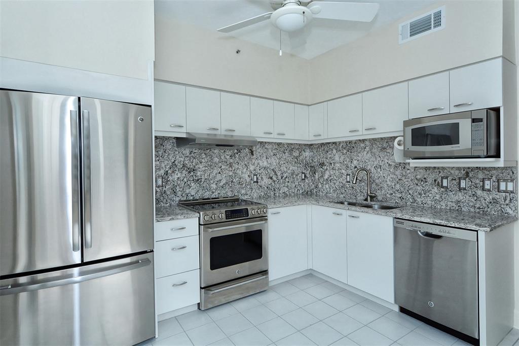 Longboat Key, Florida, 34228, United States, 2 Bedrooms Bedrooms, ,3 BathroomsBathrooms,Residential,For Sale,1989071