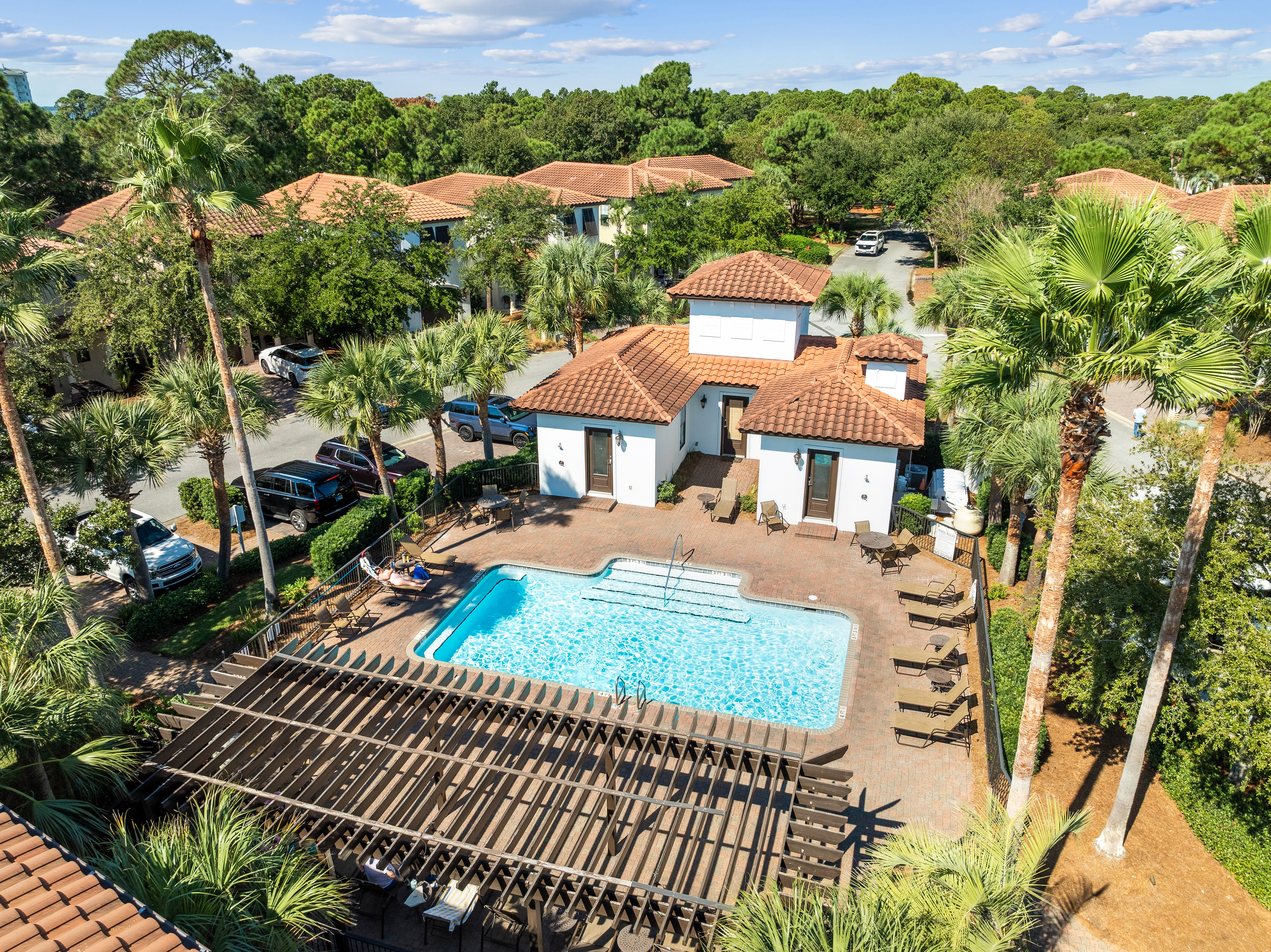  Fully Furnished Golf Course Retreat with Private Balconies and Garage - 物件實景