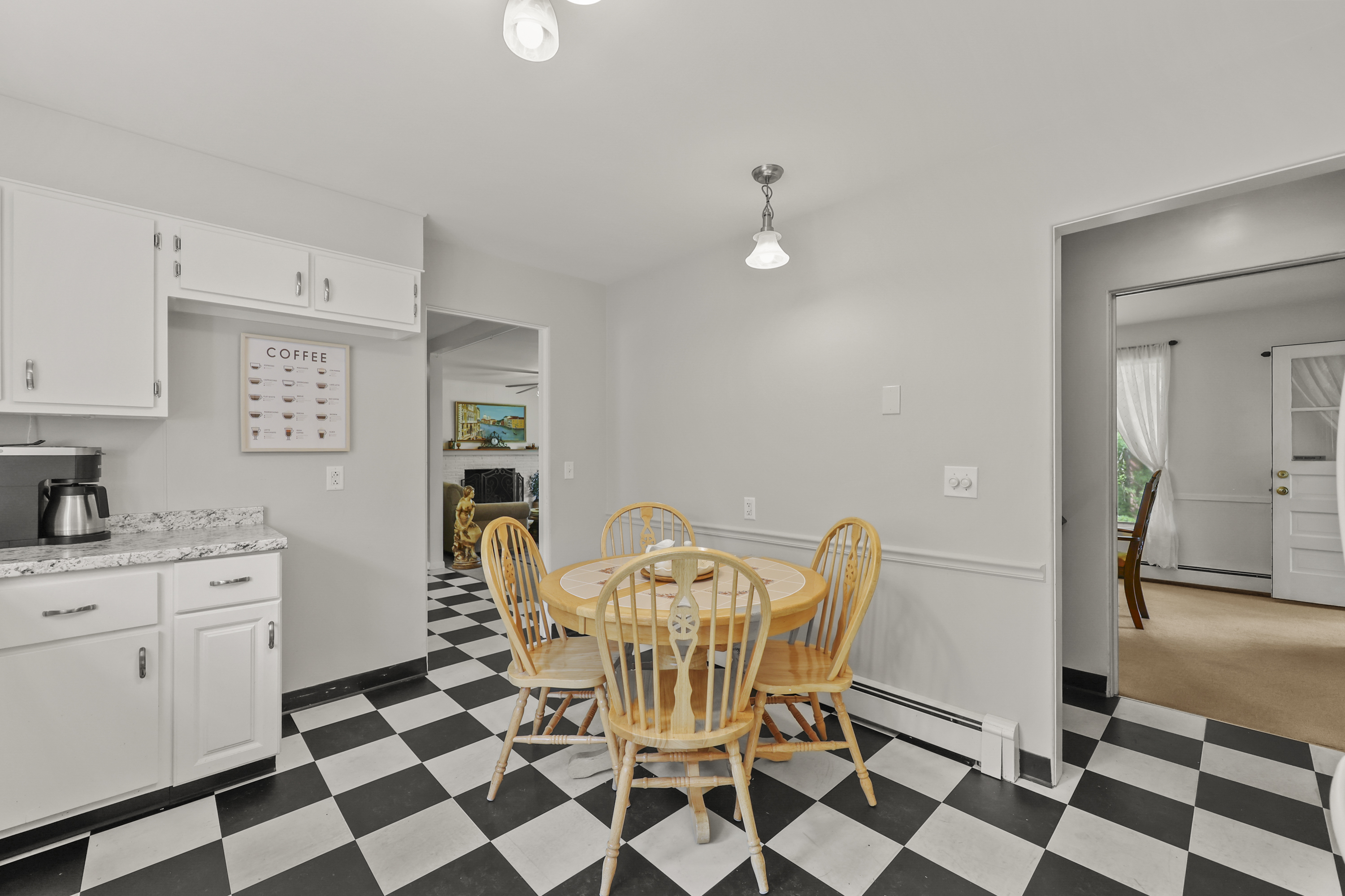  Immaculate 4 Bed Ranch with 3-Season Porch near Lake Onota - 物件實景