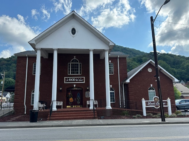 Pineville, Kentucky, 40977, United States, 1 Bedroom Bedrooms, ,3 BathroomsBathrooms,Residential,For Sale,1974652