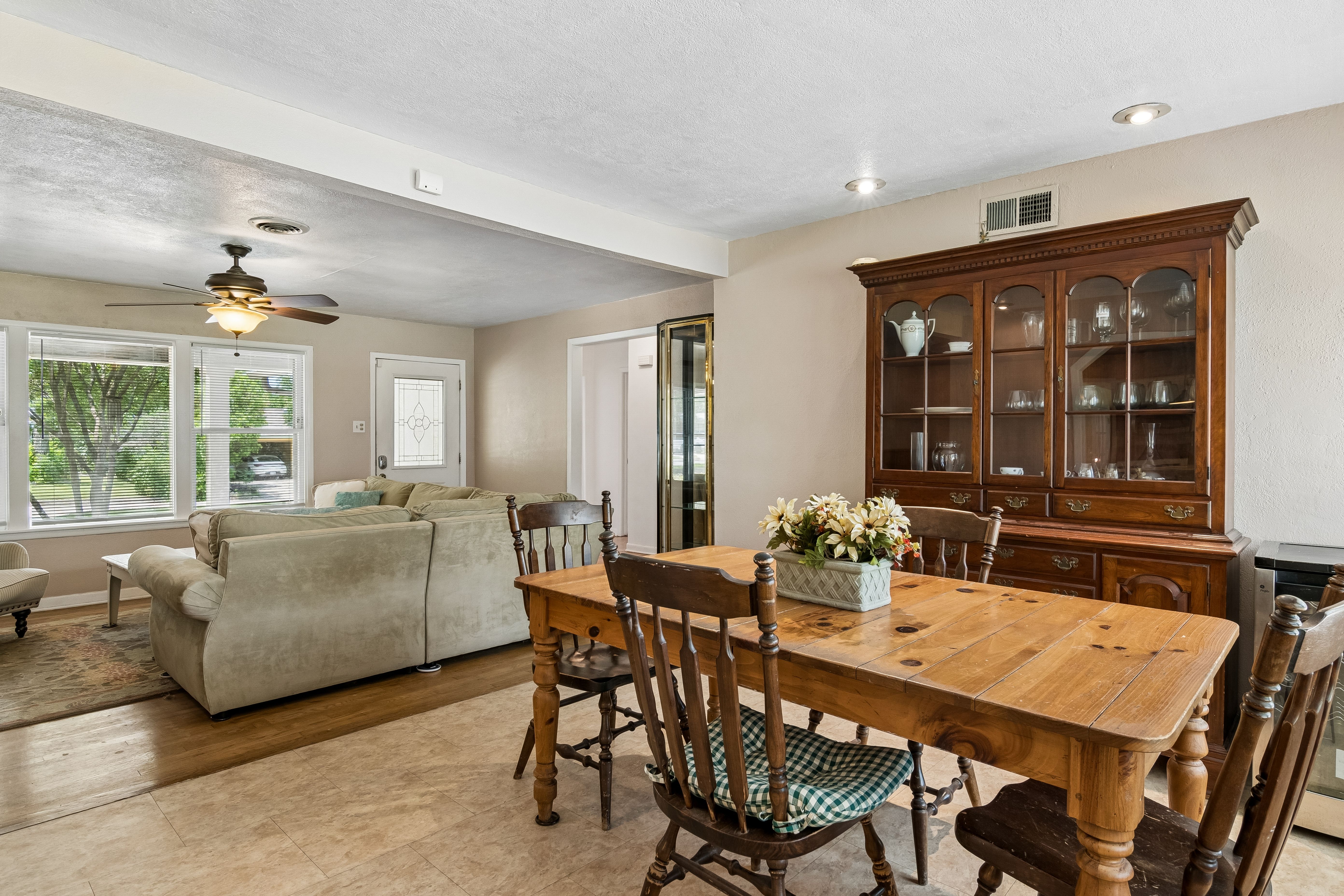  Beautifully Updated Home with Spacious Backyard - 物件實景