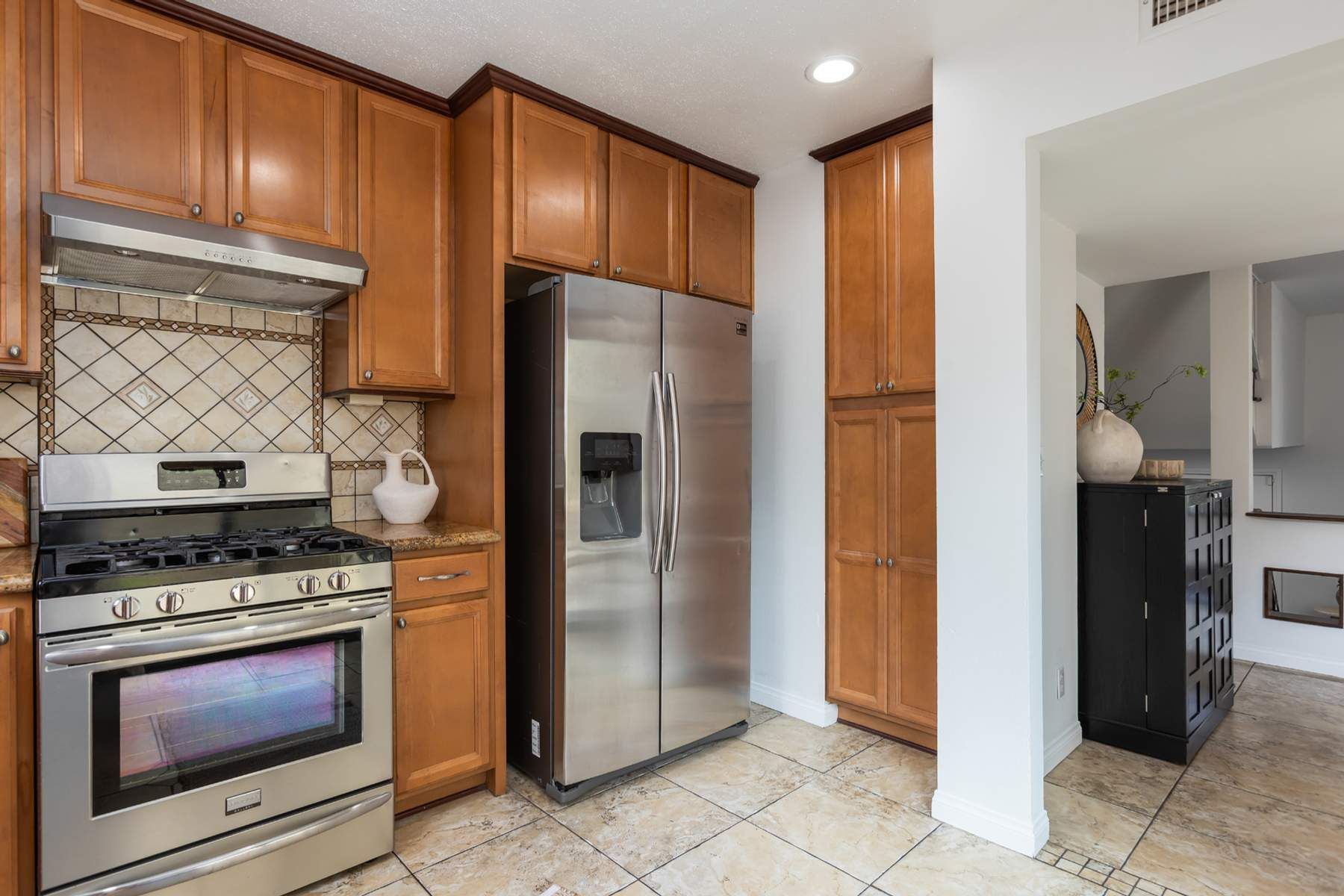  9131 Burnet Avenue, #5 - 物件實景
