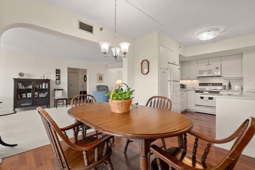 Newton, Massachusetts, 02467, United States, 2 Bedrooms Bedrooms, ,2 BathroomsBathrooms,Residential,For Sale,1987571