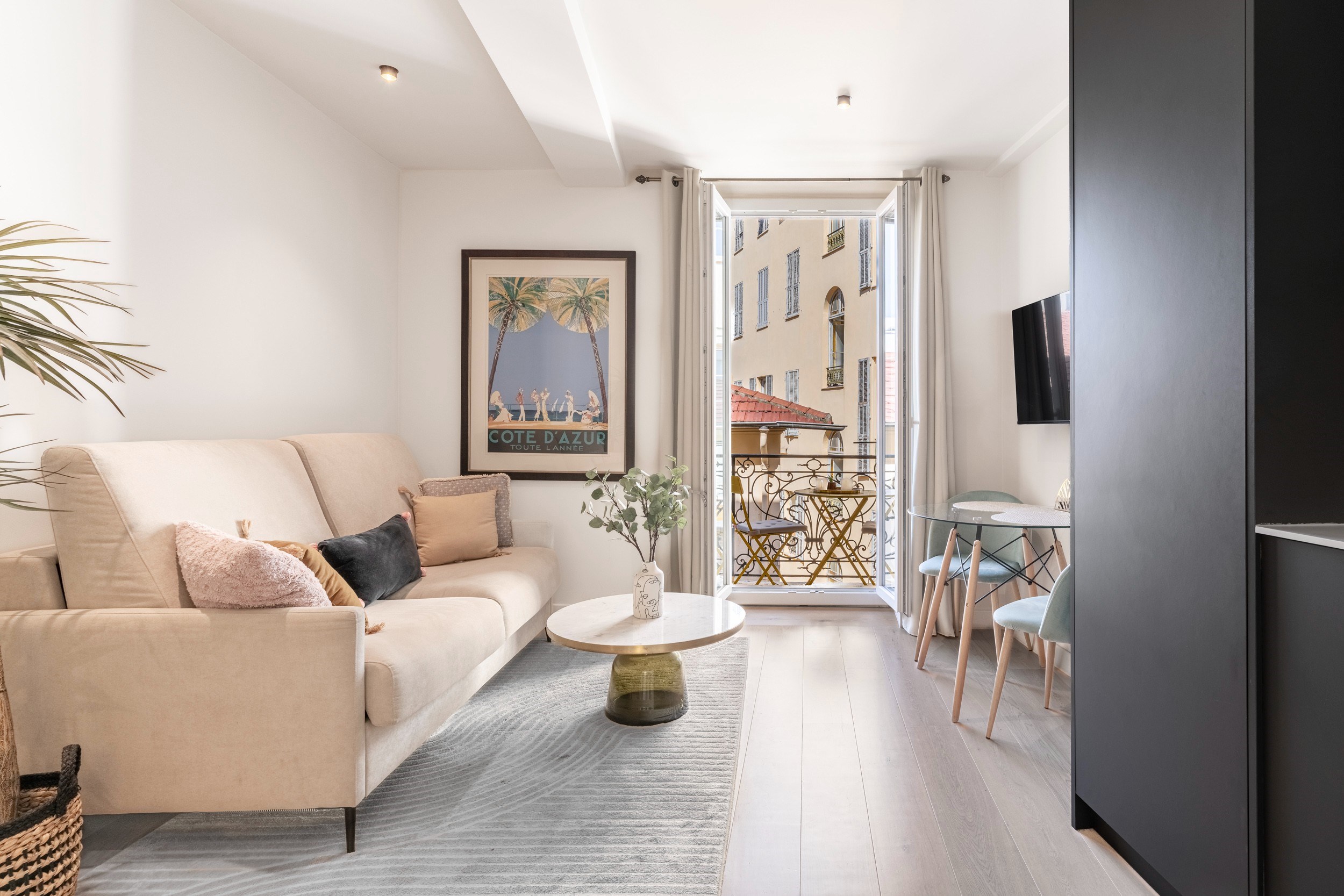  Studio apartment with sleeping area in Nice Carré d