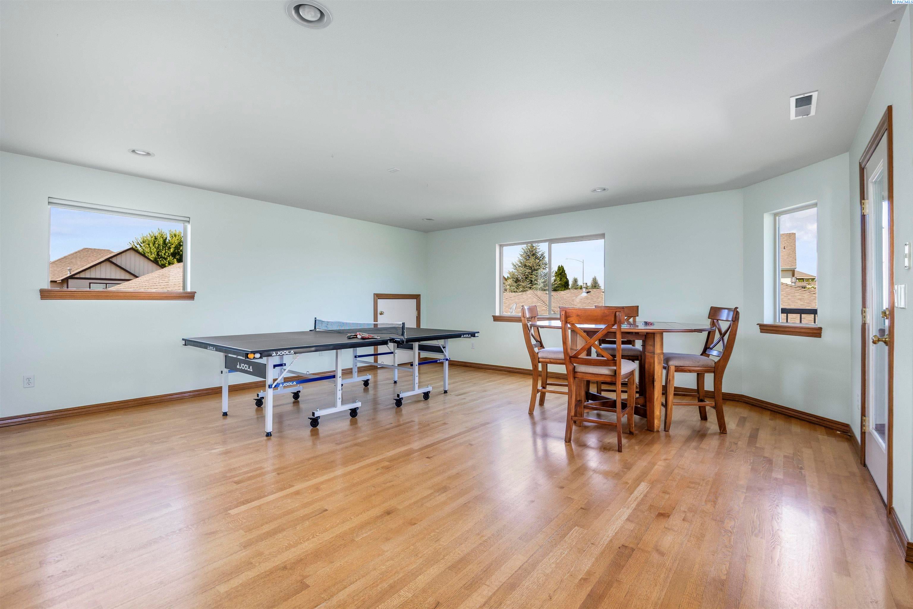 Richland, Washington, 99354, United States, 4 Bedrooms Bedrooms, ,3 BathroomsBathrooms,Residential,For Sale,1998079