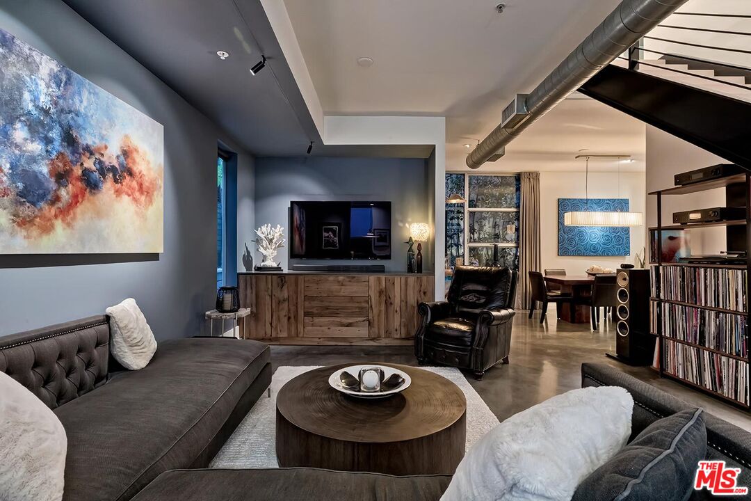 West Hollywood, California, 90069, United States, 2 Bedrooms Bedrooms, ,2 BathroomsBathrooms,Residential,For Sale,1760061