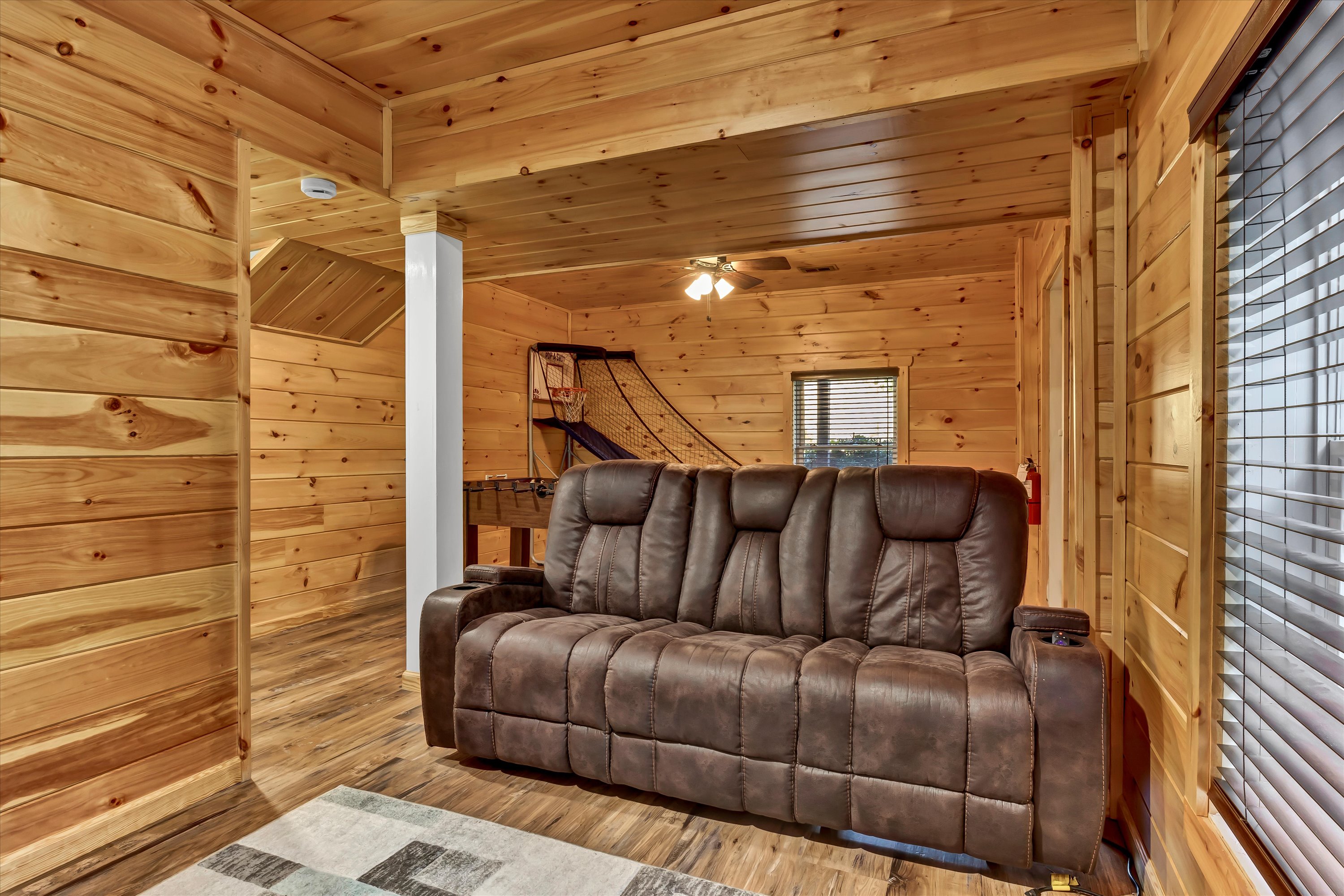 Sevierville, Tennessee, 37862, United States, 4 Bedrooms Bedrooms, ,5 BathroomsBathrooms,Residential,For Sale,1915370