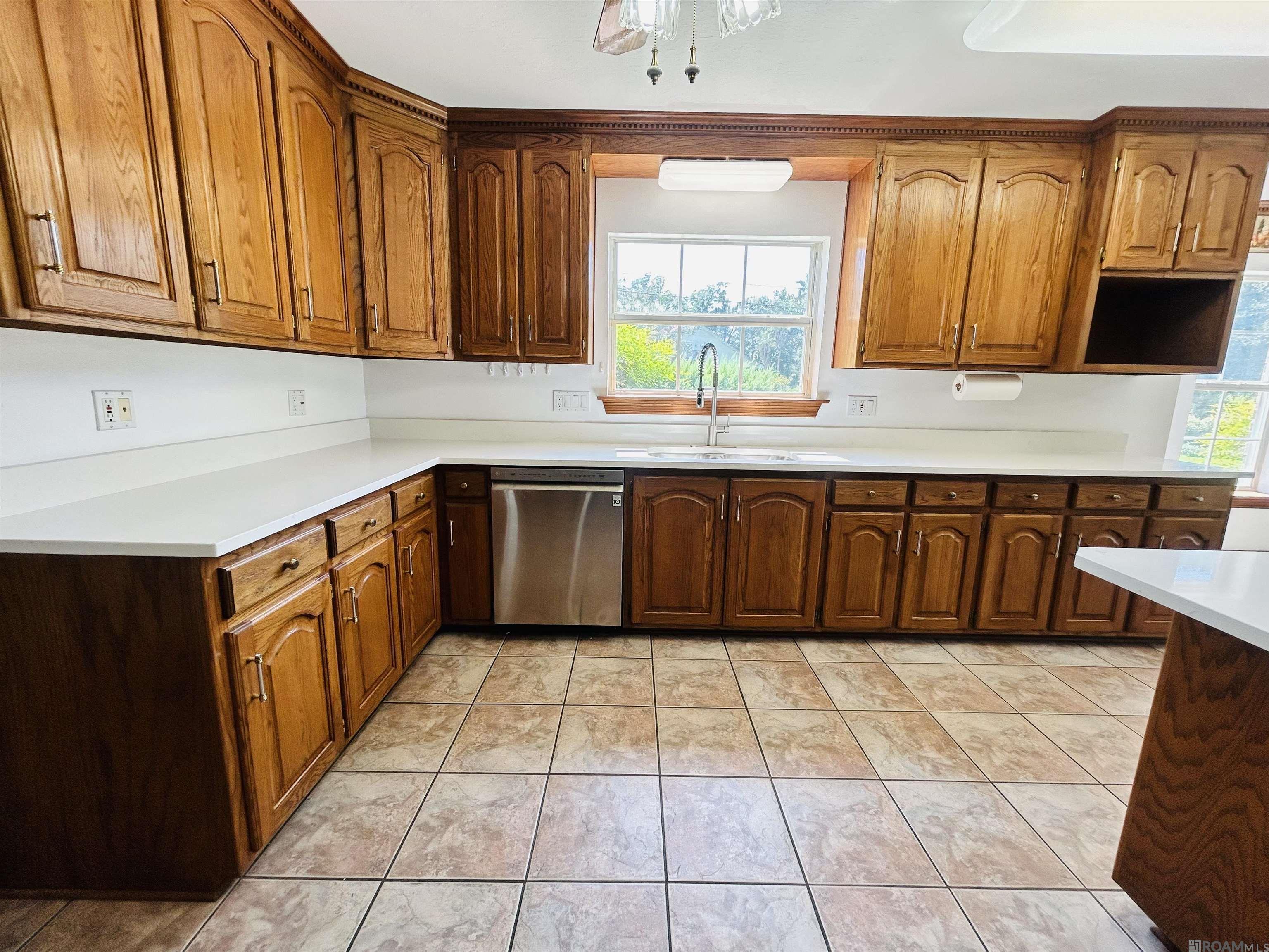 Gonzales, Louisiana, 70737, United States, 4 Bedrooms Bedrooms, ,3 BathroomsBathrooms,Residential,For Sale,1920960