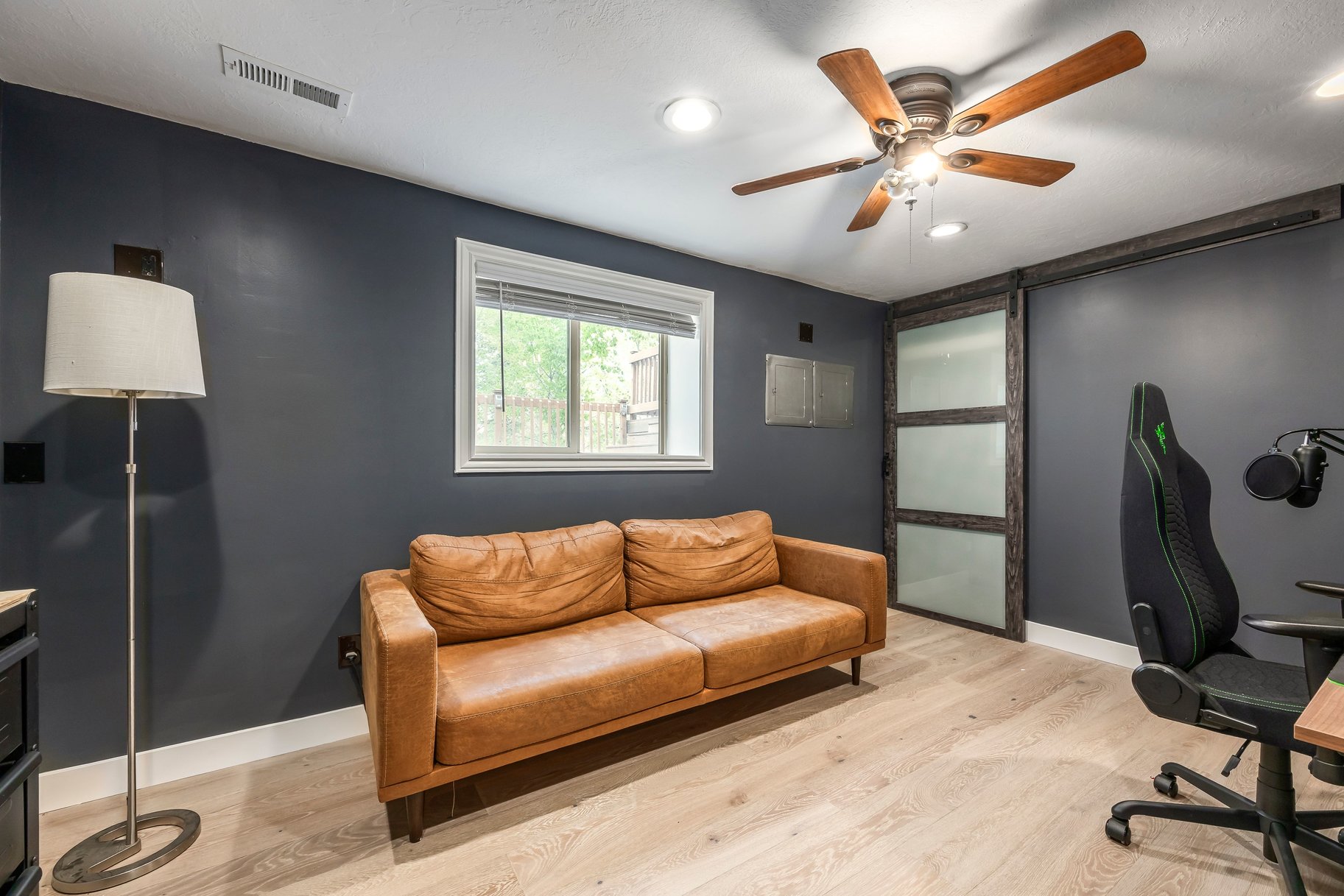  Sandy Gem Near the Canyons with Beautiful Backyard Living - 物件實景