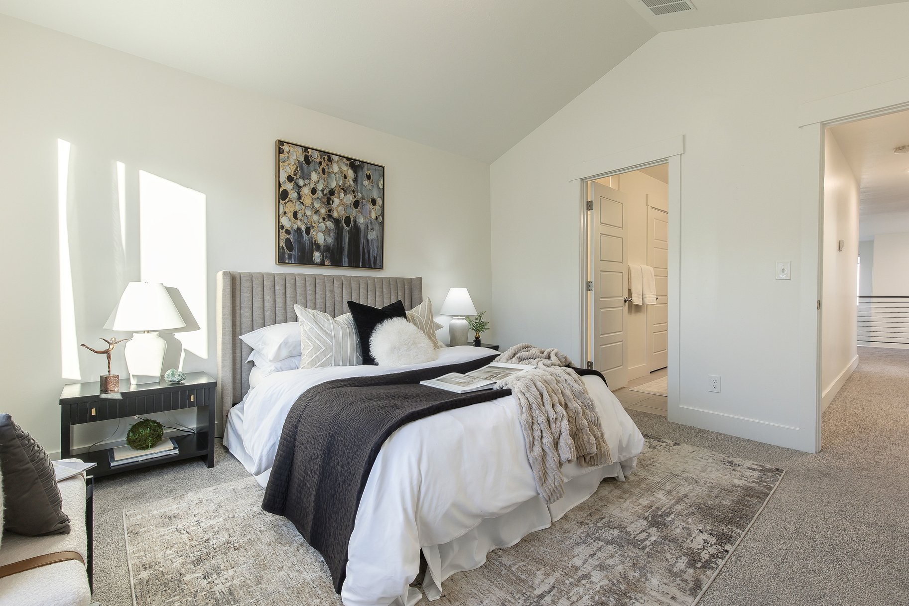  Stylish End-Unit Townhome - 物件實景