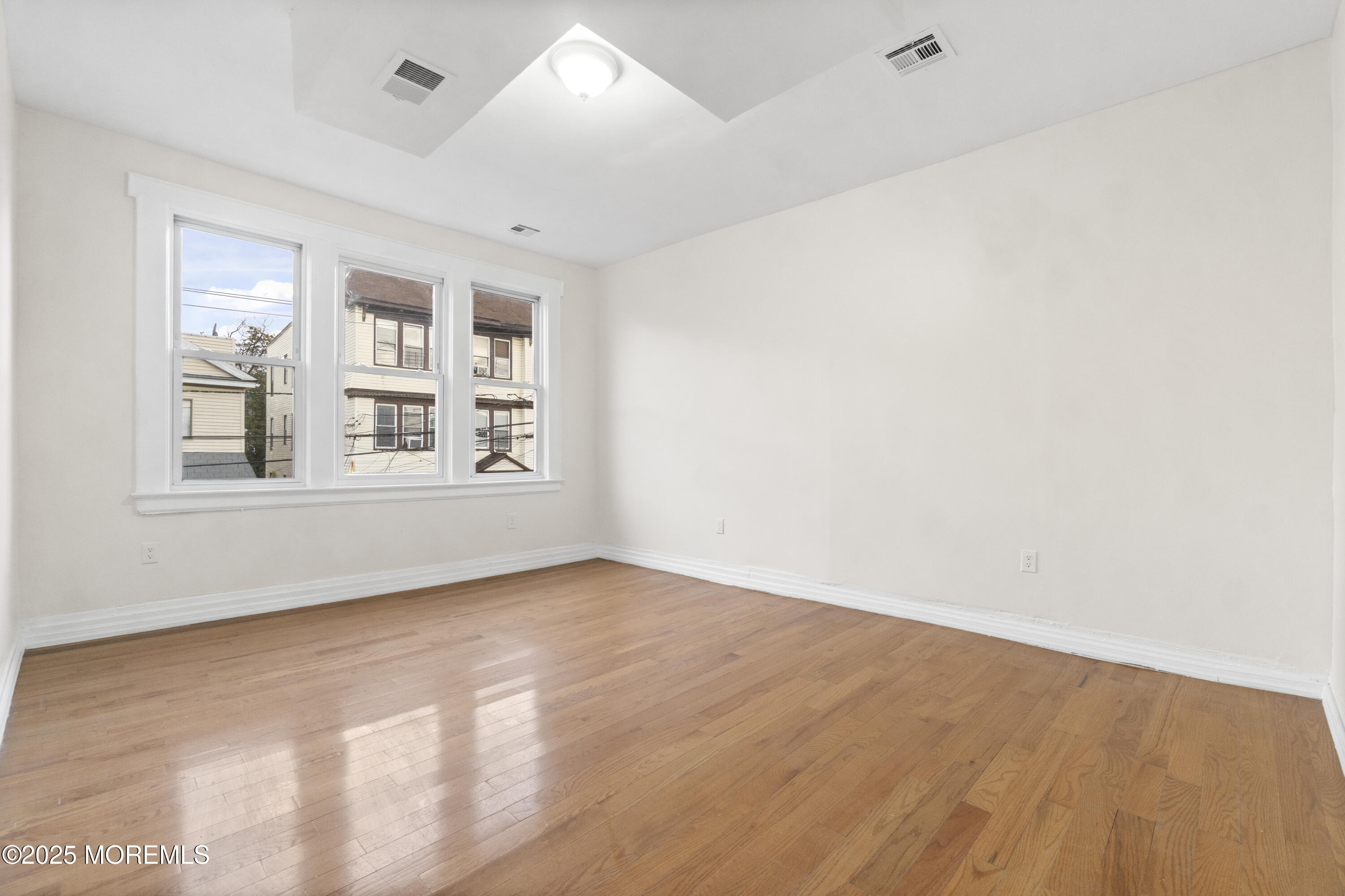 Newark, New Jersey, 07112, United States, 5 Bedrooms Bedrooms, ,2 BathroomsBathrooms,Residential,For Sale,1985719