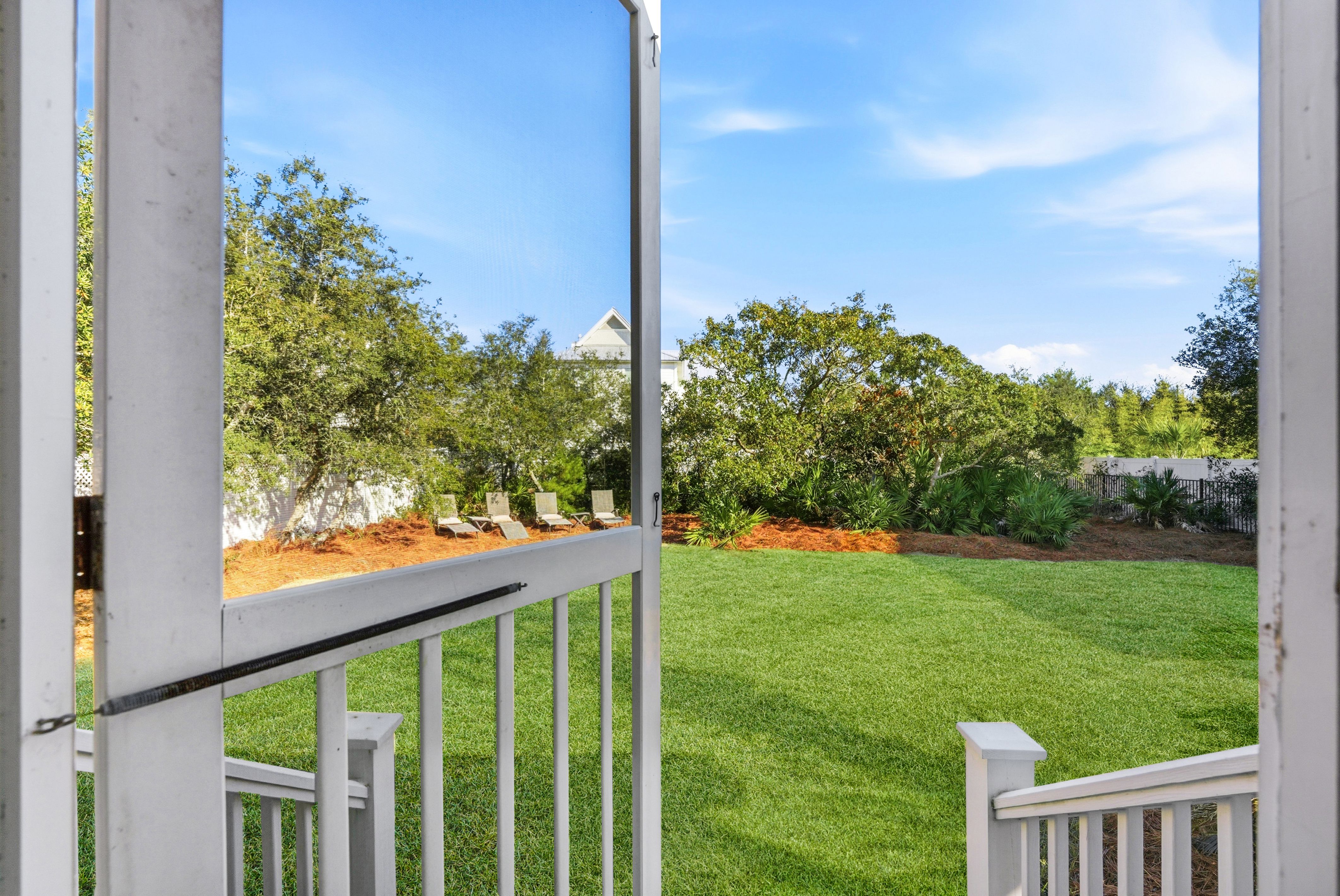  Single Story Home Located on Private Street with Deeded Beach Access - 物件實景