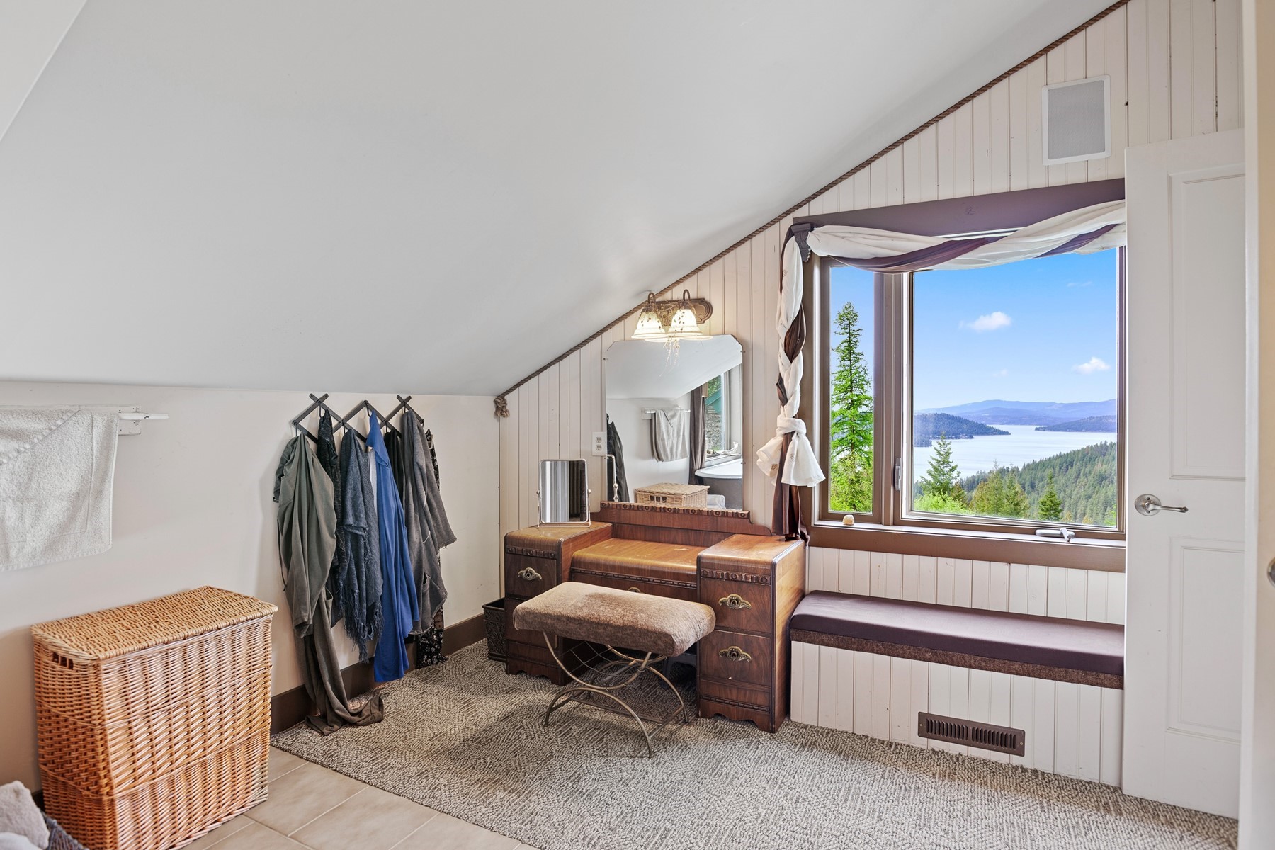  Beautiful Home with Expansive Lake Views - 物件實景