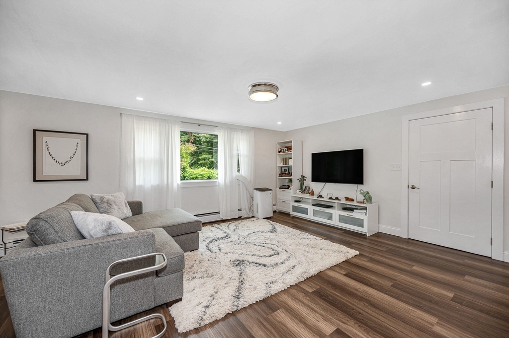 Groveland, Massachusetts, 01834, United States, 5 Bedrooms Bedrooms, ,3 BathroomsBathrooms,Residential,For Sale,1909322