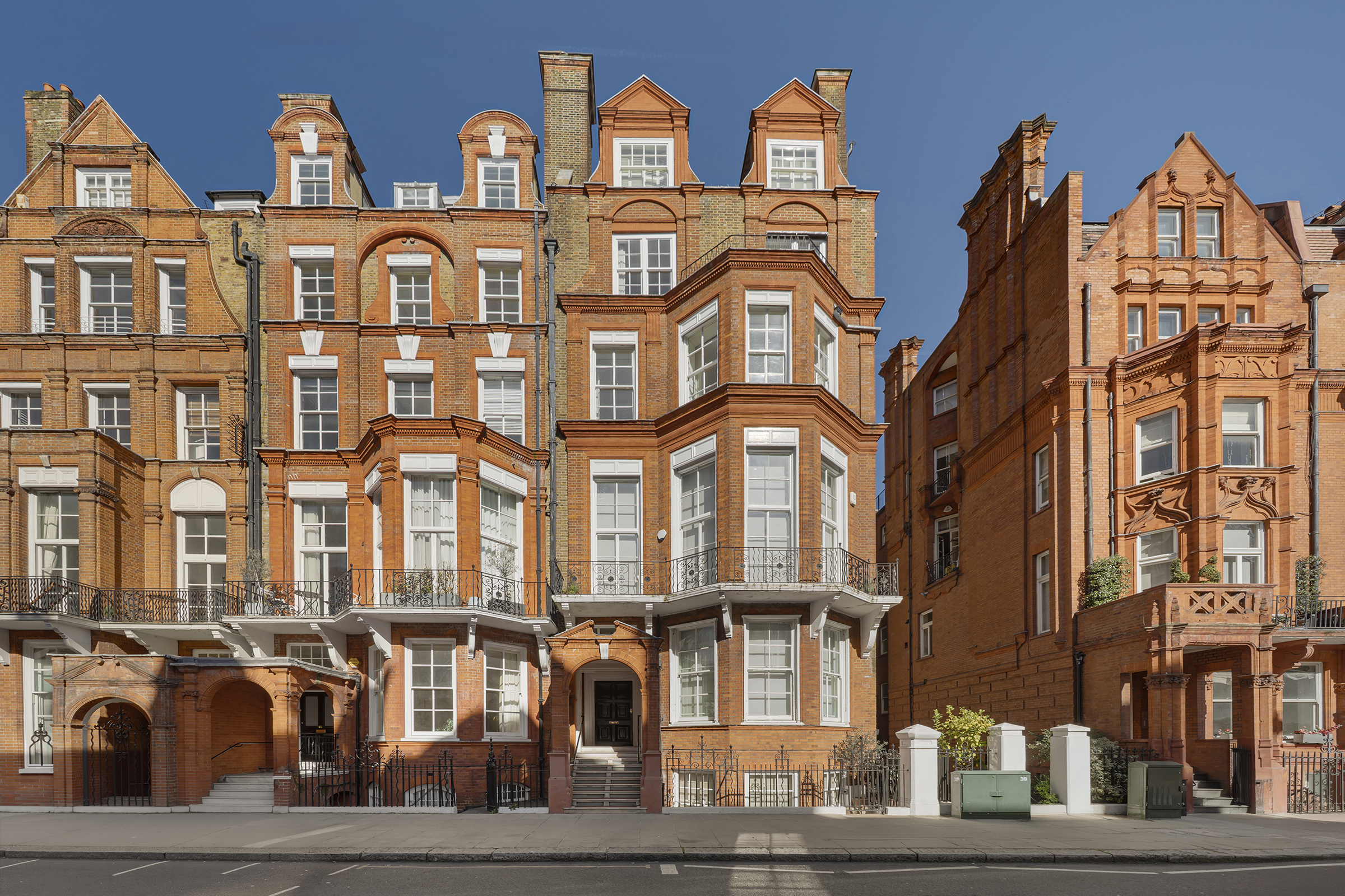  A Beautifully Refurbished Lateral Apartment with Balcony on Pont Street - 物件實景