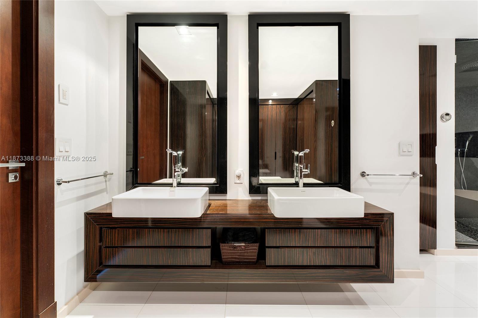 Miami, Florida, 33109, United States, 3 Bedrooms Bedrooms, ,3 BathroomsBathrooms,Residential,For Sale,1940936