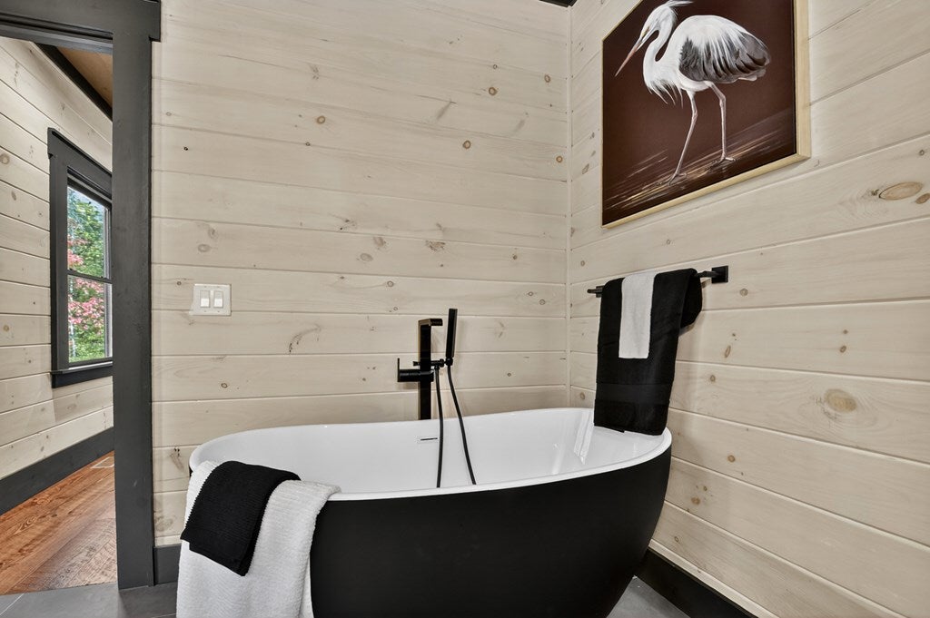 Mineral Bluff, Georgia, 30559, United States, 4 Bedrooms Bedrooms, ,5 BathroomsBathrooms,Residential,For Sale,1986837