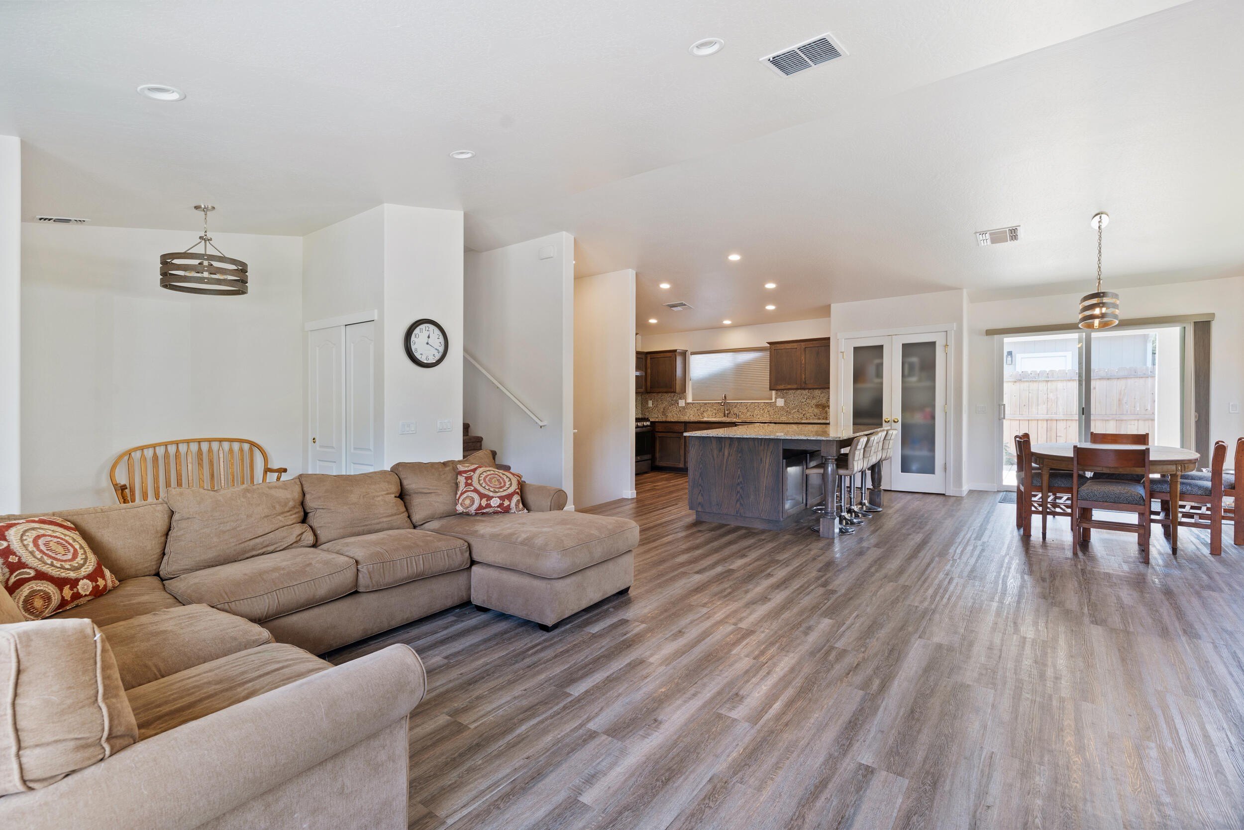 Grants Pass, Oregon, 97526, United States, 5 Bedrooms Bedrooms, ,4 BathroomsBathrooms,Residential,For Sale,1980751