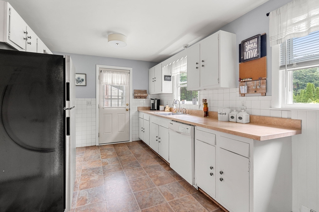 Tewksbury, Massachusetts, 01876, United States, 3 Bedrooms Bedrooms, ,1 BathroomBathrooms,Residential,For Sale,1918514