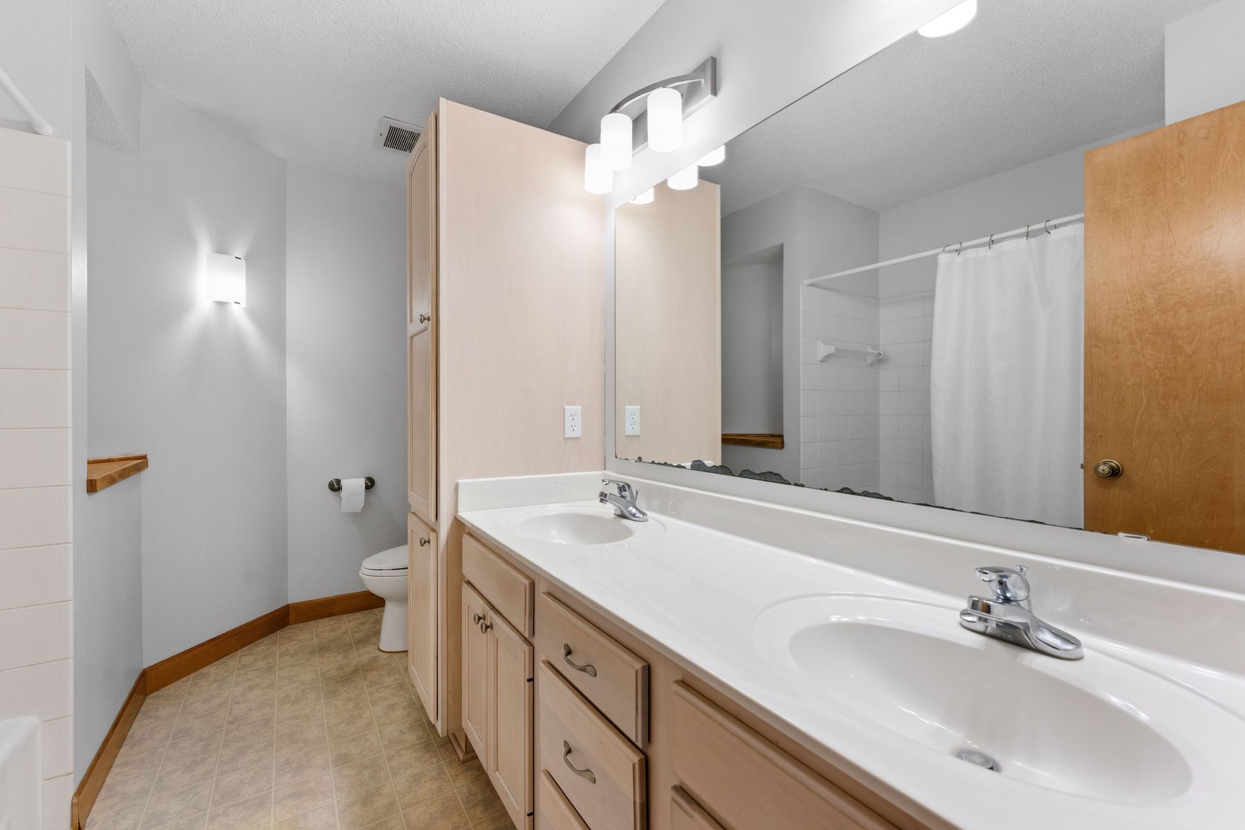  Updated Modified Two-Story on a Spacious Corner Lot - 物件實景