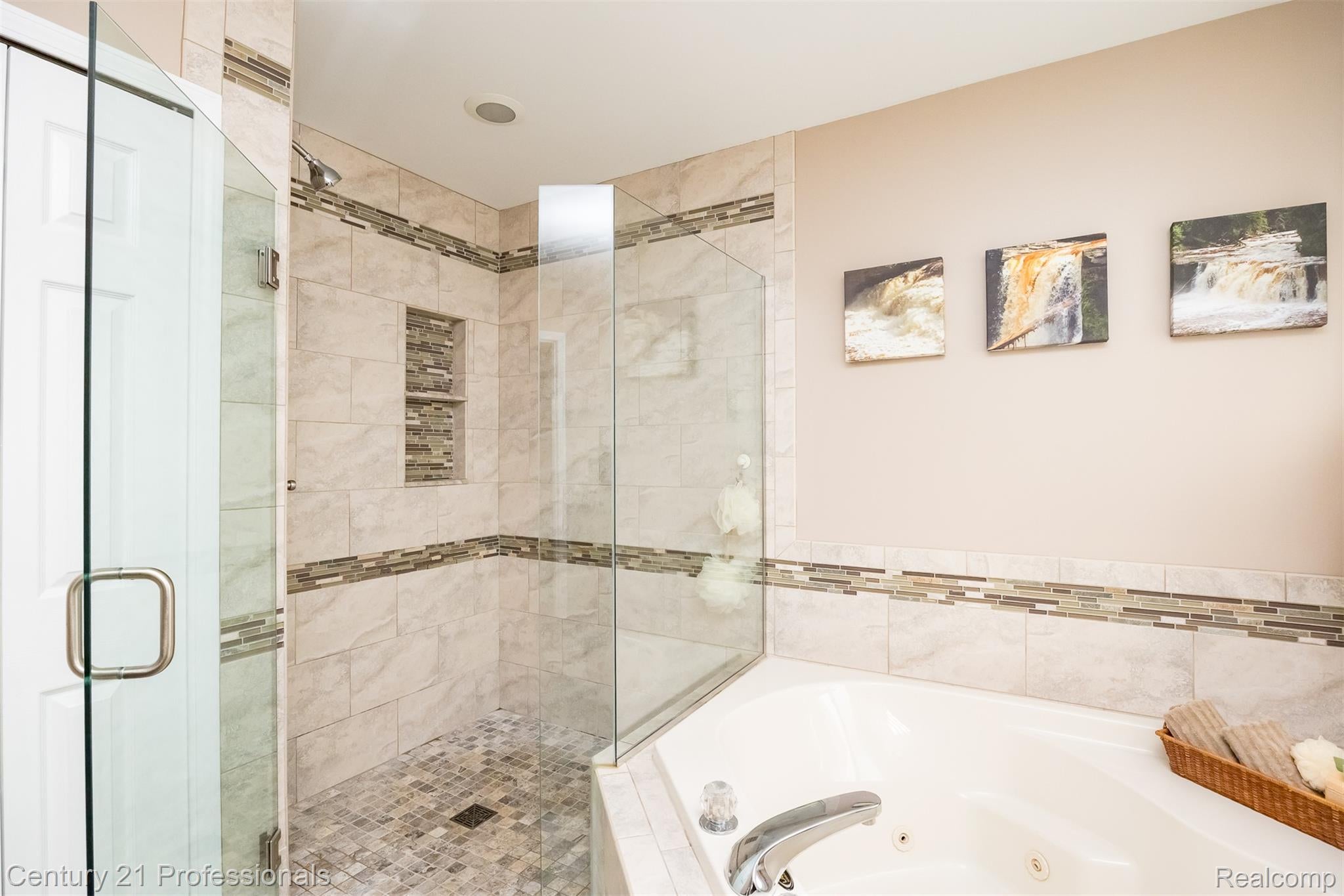 Macomb, Michigan, 48044, United States, 4 Bedrooms Bedrooms, ,3 BathroomsBathrooms,Residential,For Sale,1997727