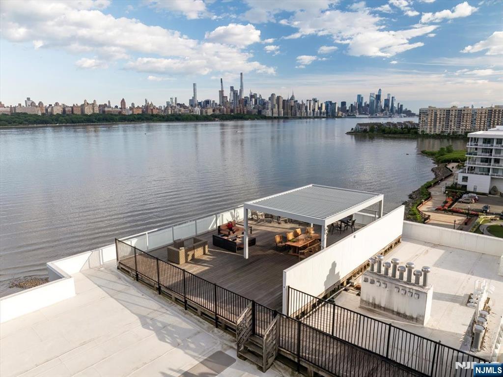 Edgewater, New Jersey, 07020, United States, 2 Bedrooms Bedrooms, ,2 BathroomsBathrooms,Residential,For Sale,1849063