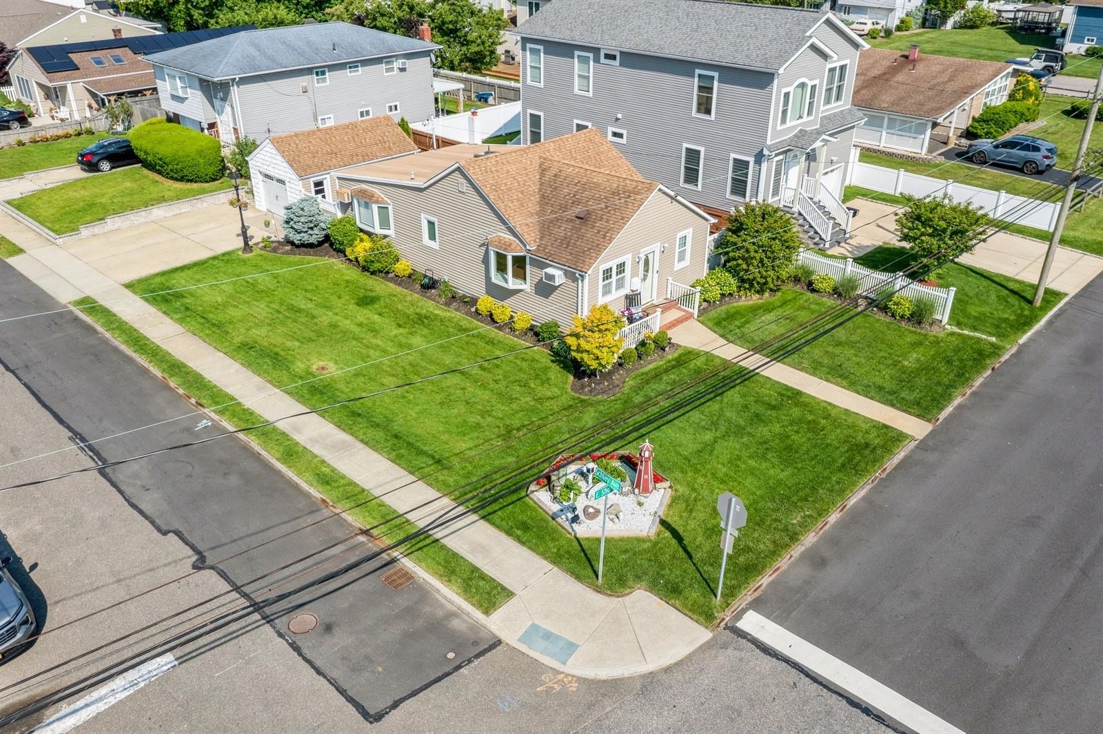 Lindenhurst, New York, 11757, United States, 2 Bedrooms Bedrooms, ,1 BathroomBathrooms,Residential,For Sale,1847928
