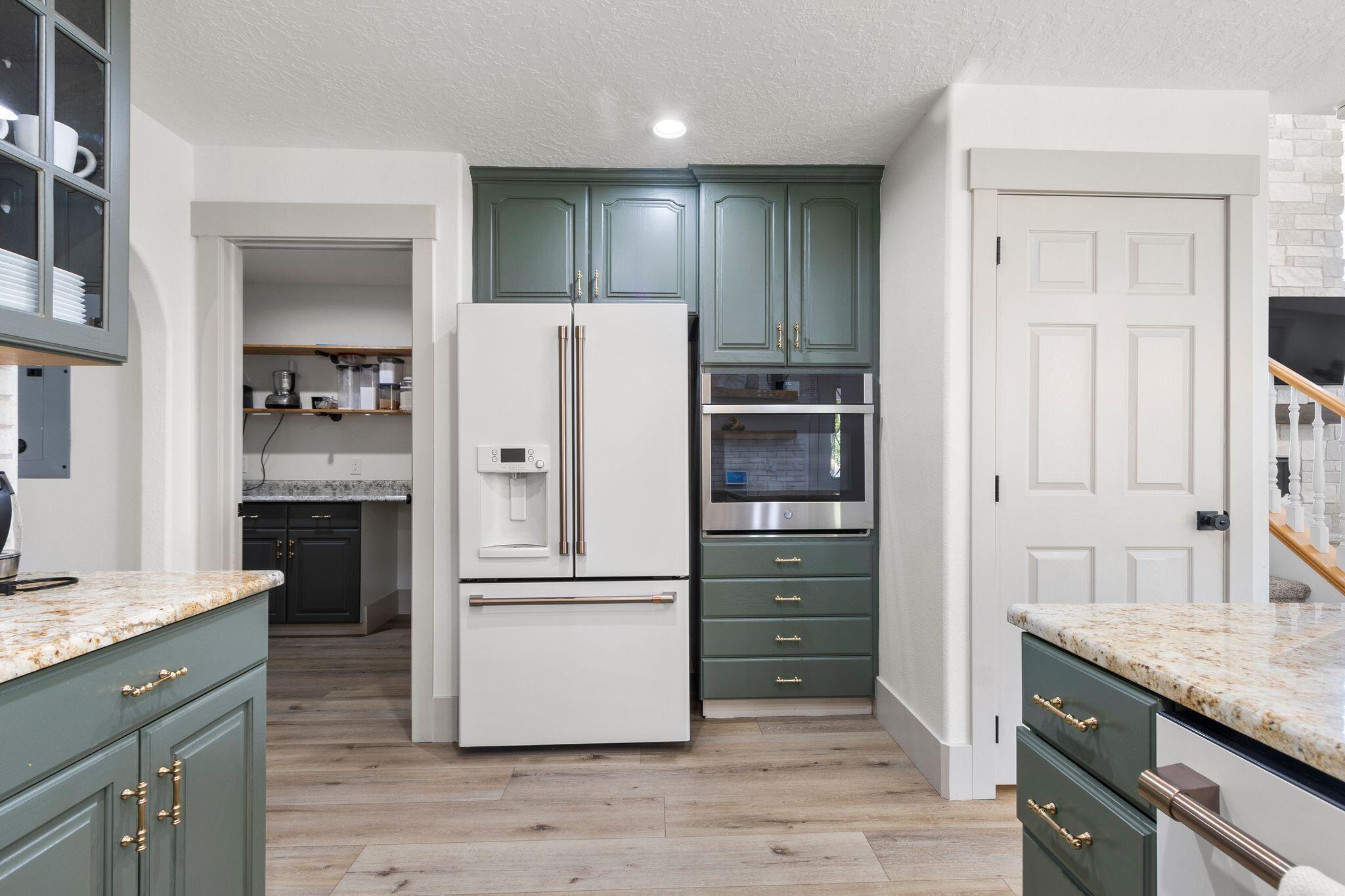 Parowan, Utah, 84761, United States, 6 Bedrooms Bedrooms, ,5 BathroomsBathrooms,Residential,For Sale,1995430