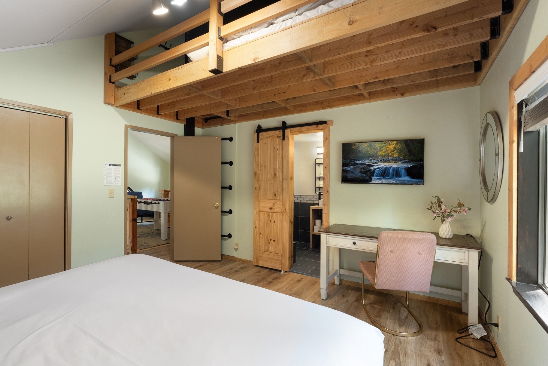  West Shore Gem - An Authentic Pineland Chalet with Detached Garage + Studio - 物件實景