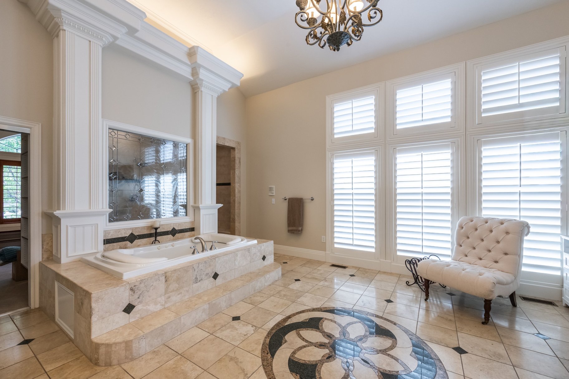  Stately Gated-Community Estate on Nearly Half an Acre: Vaulted Ceilings, Valley - 物件實景