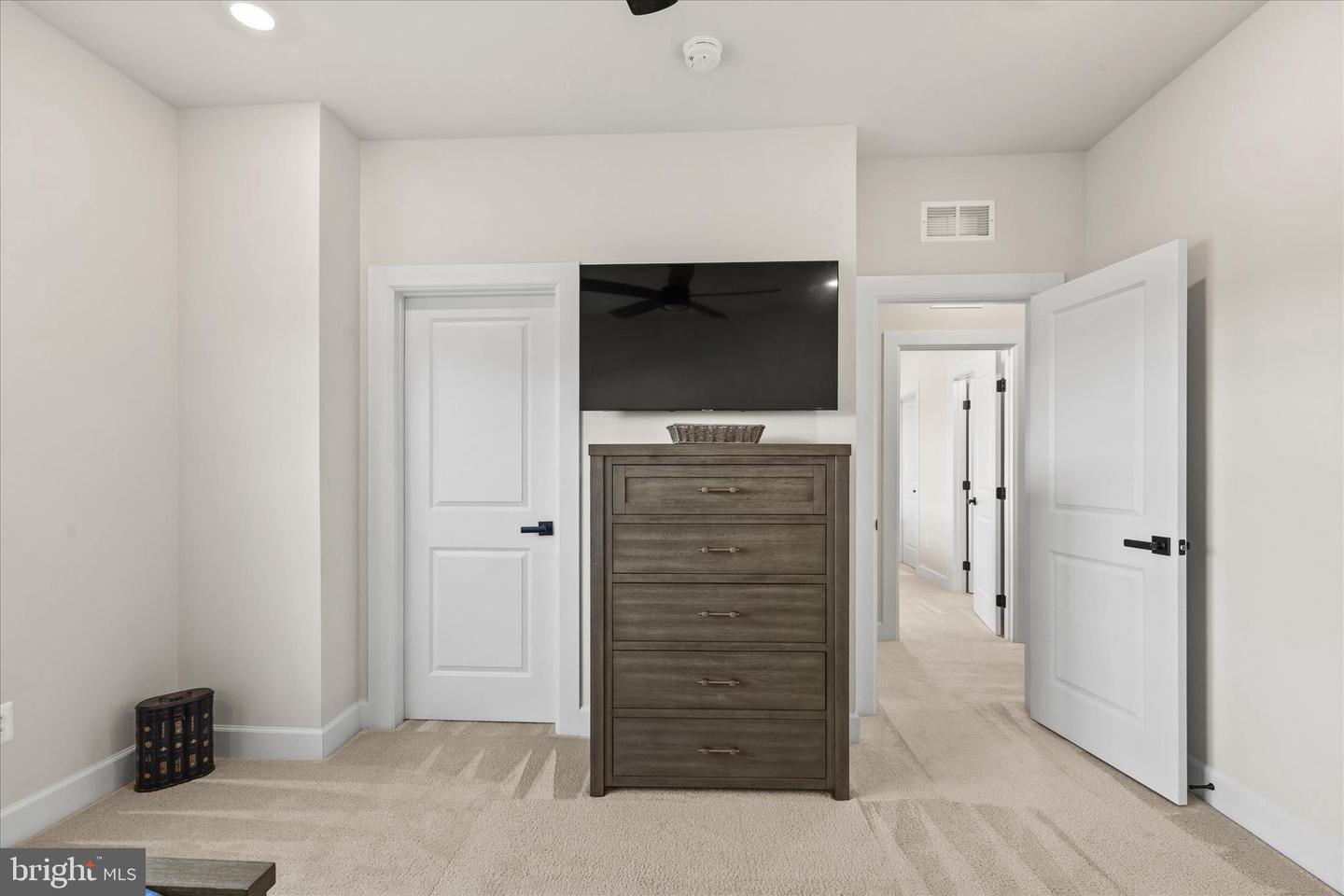 Berlin, Maryland, 21811, United States, 5 Bedrooms Bedrooms, ,4 BathroomsBathrooms,Residential,For Sale,1989737