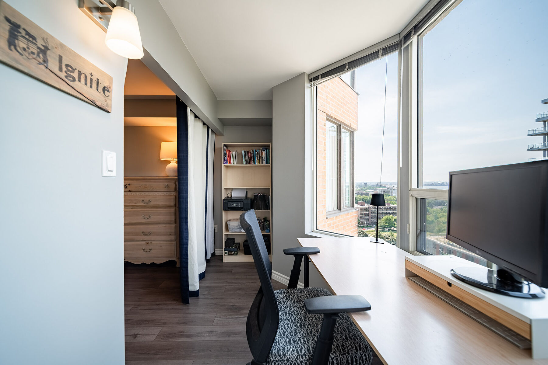  Downtown Burlington Condo - 物件實景