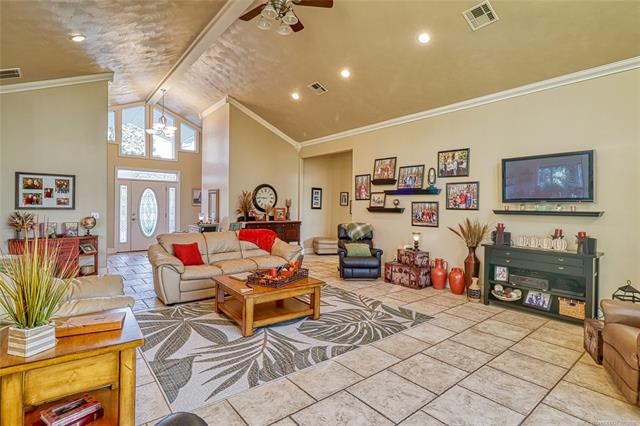 Eufaula, Oklahoma, 74432, United States, 3 Bedrooms Bedrooms, ,4 BathroomsBathrooms,Residential,For Sale,1976546