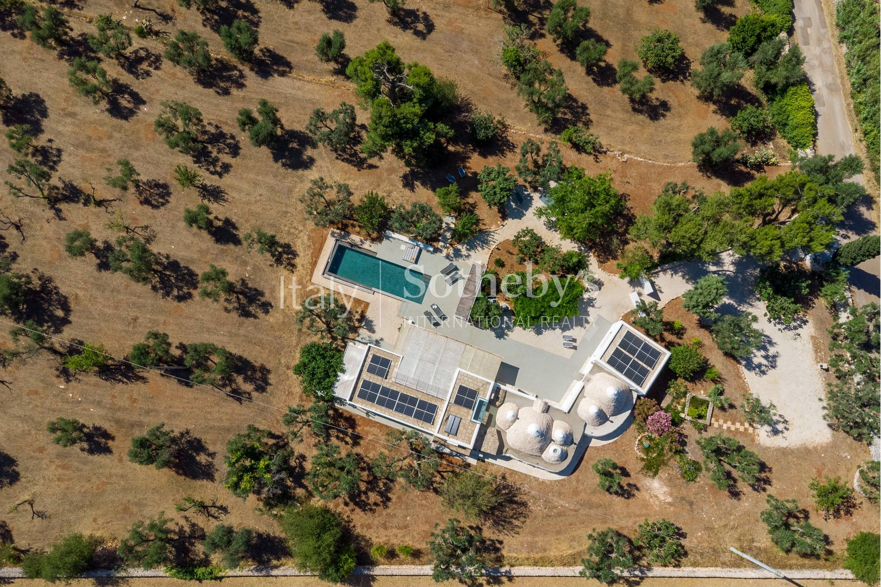  Authentic Trulli with Panoramic Ground in the Valle d