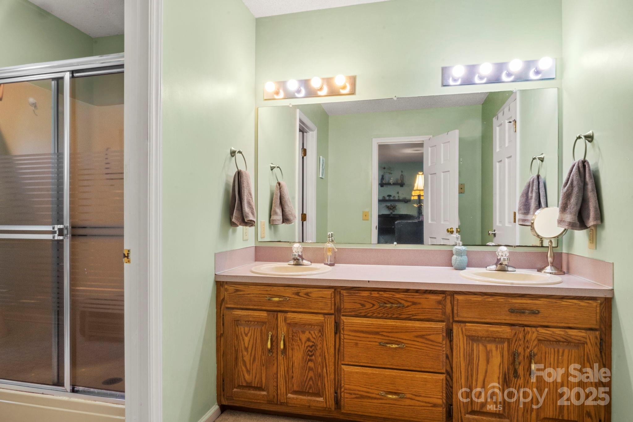 Lincolnton, North Carolina, 28092, United States, 4 Bedrooms Bedrooms, ,3 BathroomsBathrooms,Residential,For Sale,1989140