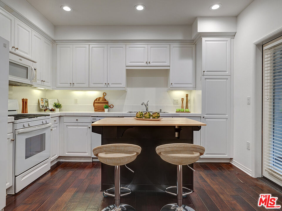 Playa Vista, California, 90094, United States, 2 Bedrooms Bedrooms, ,2 BathroomsBathrooms,Residential,For Sale,1917212