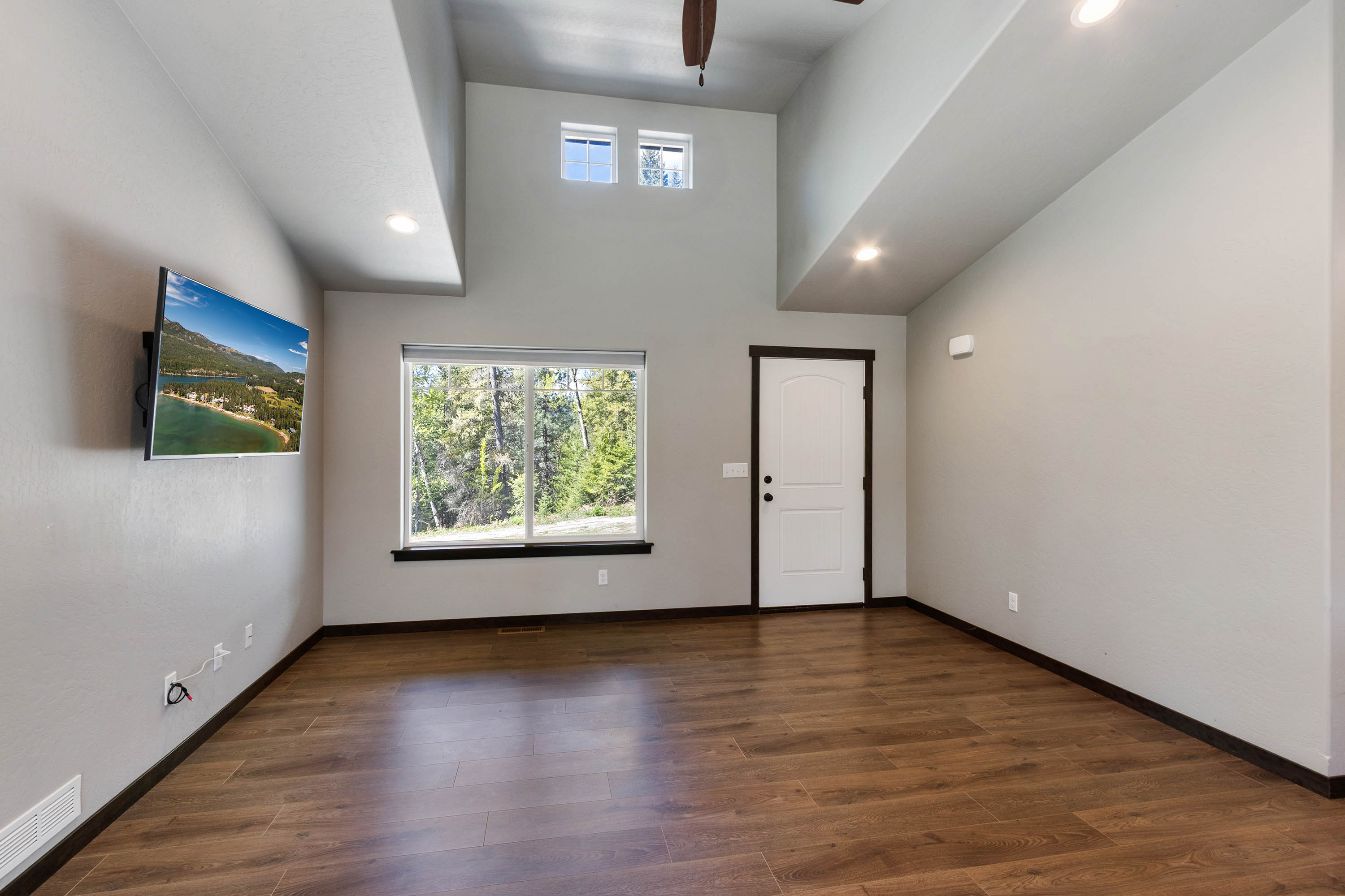 Sagle, Idaho, 83860, United States, 3 Bedrooms Bedrooms, ,2 BathroomsBathrooms,Residential,For Sale,1935178